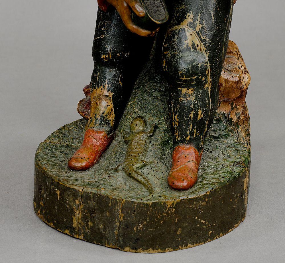 Skurrile Schnitzerei eines Kriegers mit Schnupftabakdose, 19. Jahrhundert (Schwarzwald) im Angebot