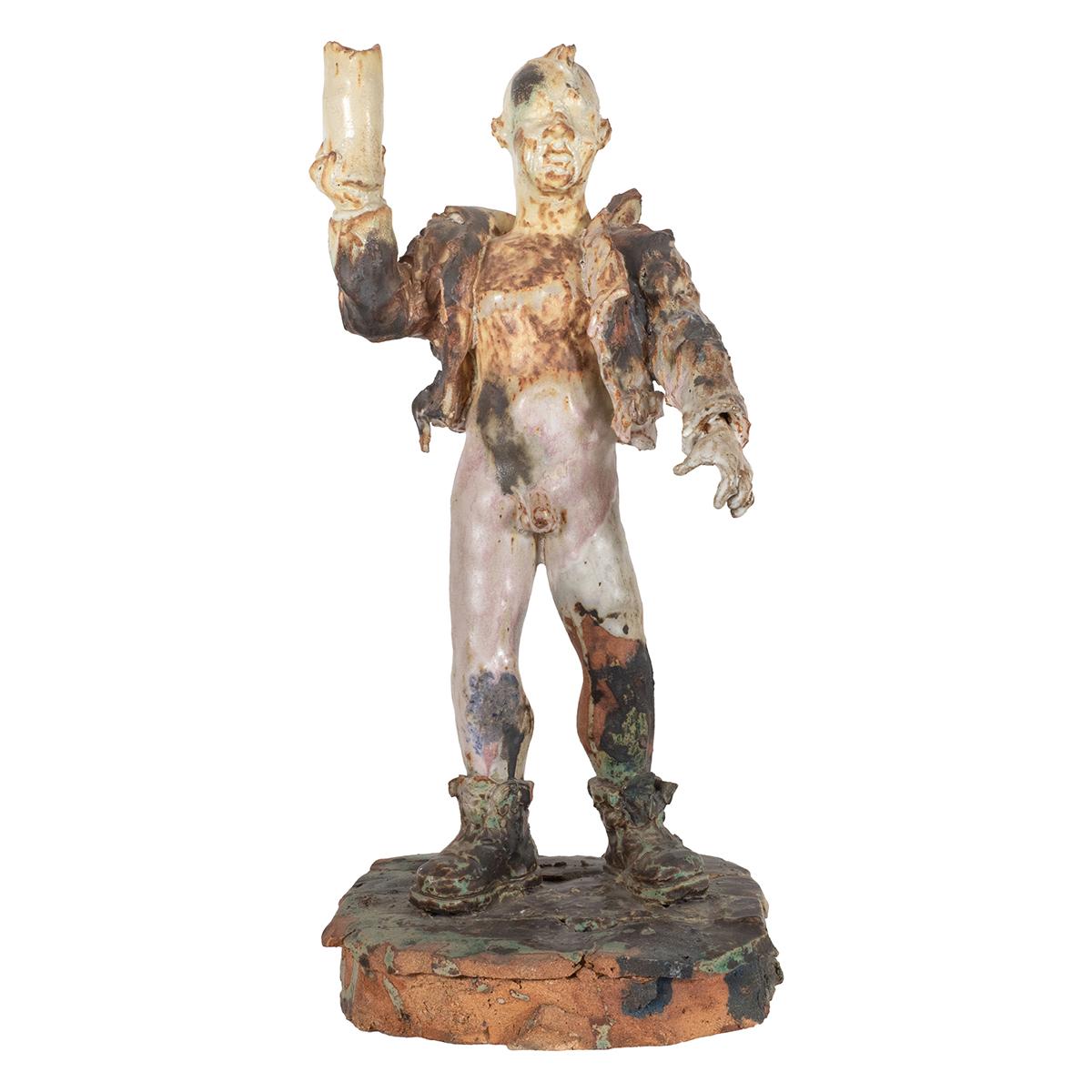 Sculpture fantaisiste de fontaine en céramique représentant un homme sans culotte.