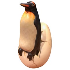 Sculpture fantaisiste en céramique représentant la naissance d'un pingouin à partir d'un œuf de Sergio Bustamante