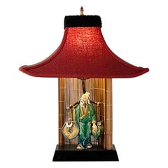 Lampada in ceramica del Medioevo con figure cinesi stravaganti