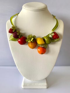 Estrosa collana contemporanea di frutta