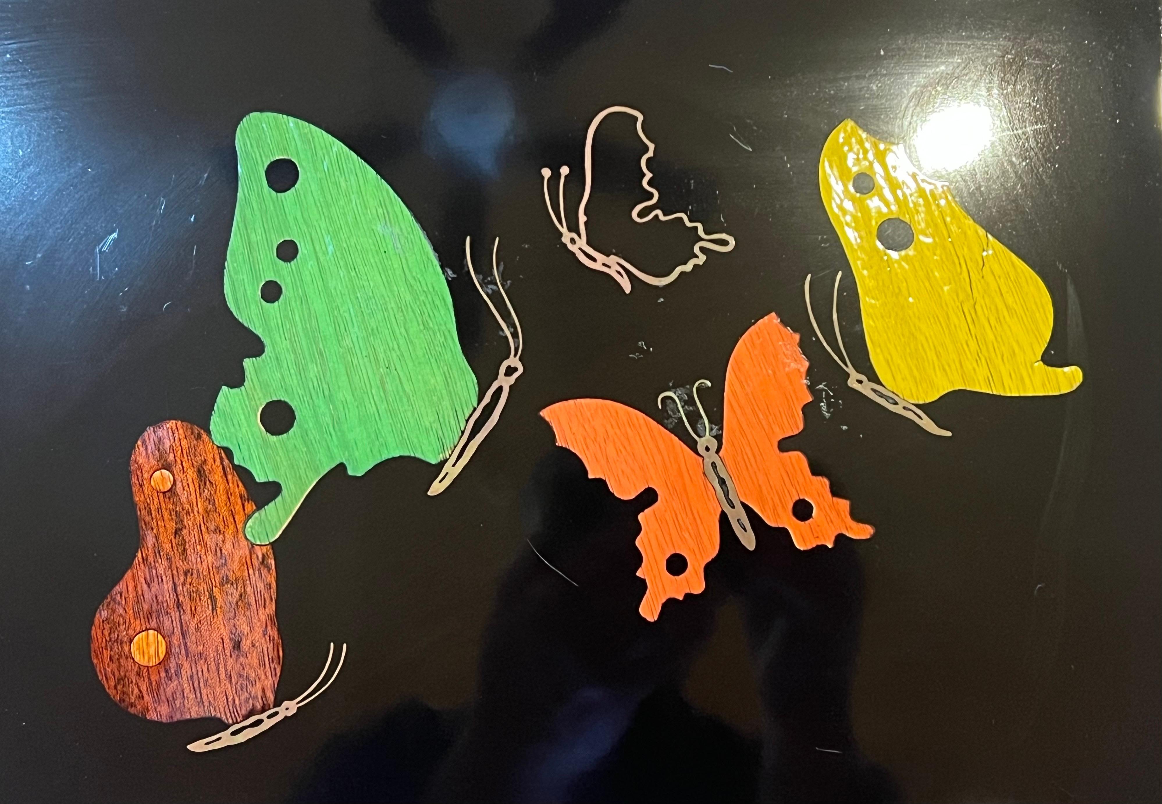 Caprichosa bandeja de bar de resina fenólica Couroc con mariposas incrustadas Hecho a mano en venta