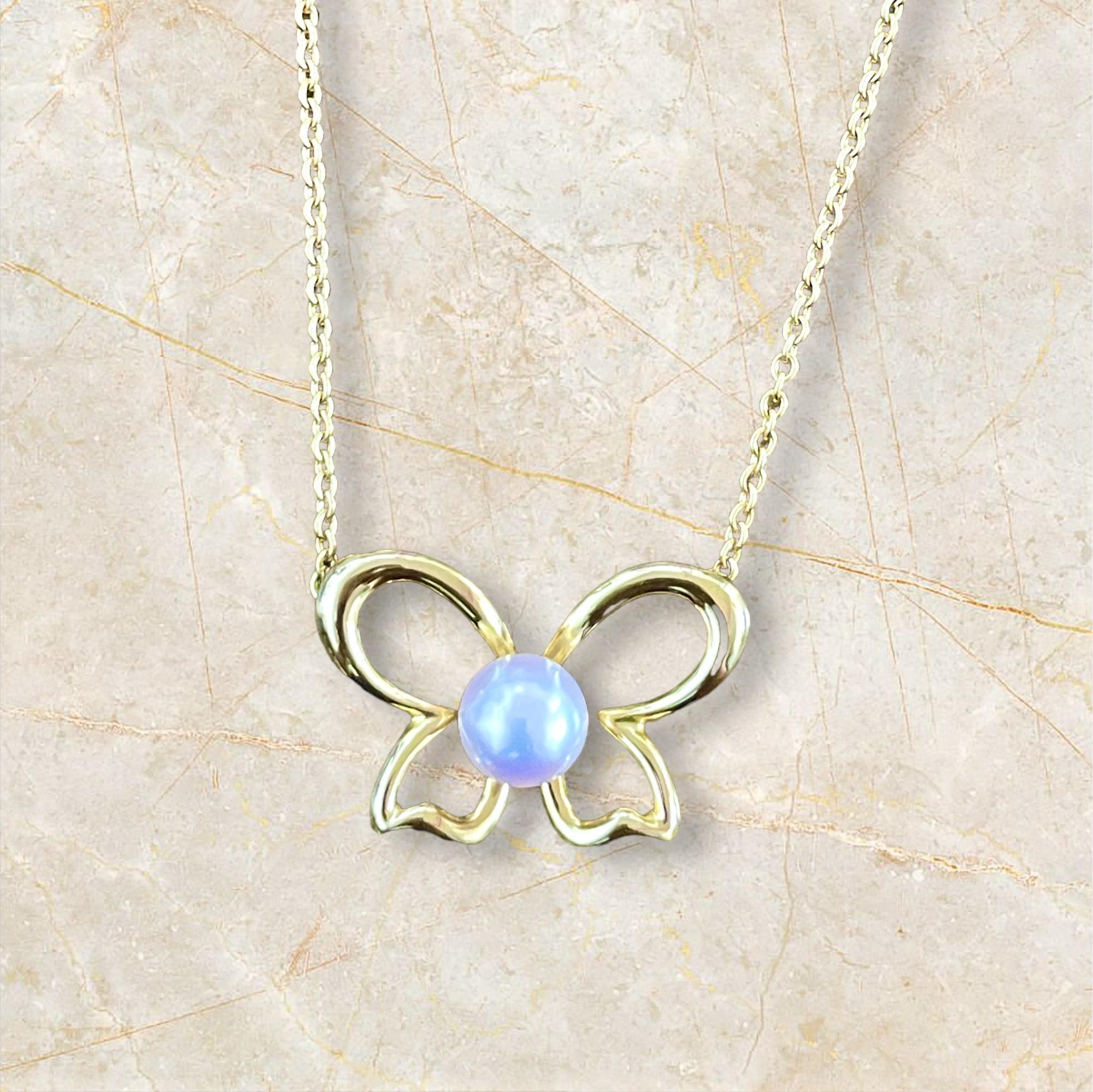 Embrace the beauty of nature with this exquisite Mikimoto butterfly pearl necklace crafted in luxurious 18K yellow gold. The delicate butterfly design is centered with a lustrous Mikimoto pearl, symbolizing elegance and transformation. Perfect for