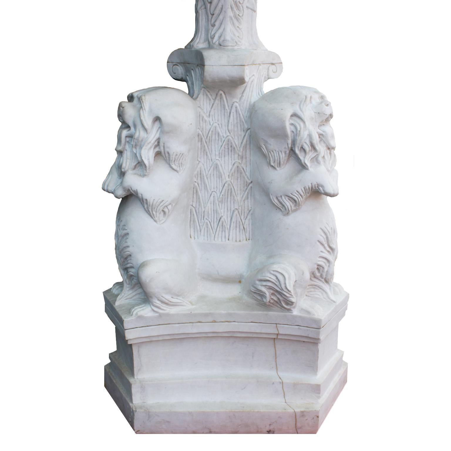 Whitingical English 19th-20th century white marble figural fountain with dogs fountain. La base en marbre tripode à six côtés de style néo-baroque est surmontée de trois Yorkshire Terriers assis debout reposant sur une tige centrale à feuilles et