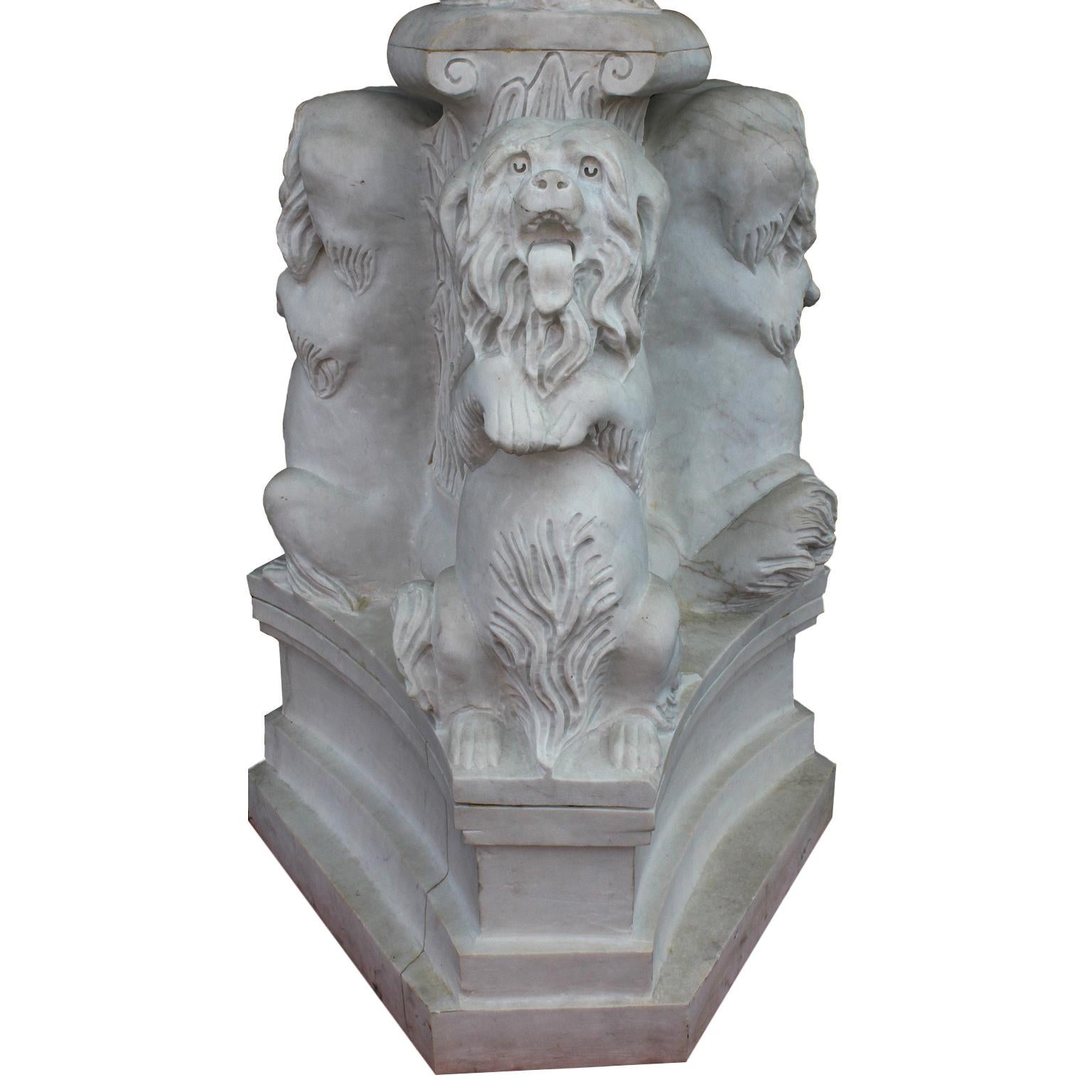 Fontaine d'extérieur avec chien en marbre blanc, fantasque, datant du 19ème-20ème siècle Abîmé - En vente à Los Angeles, CA