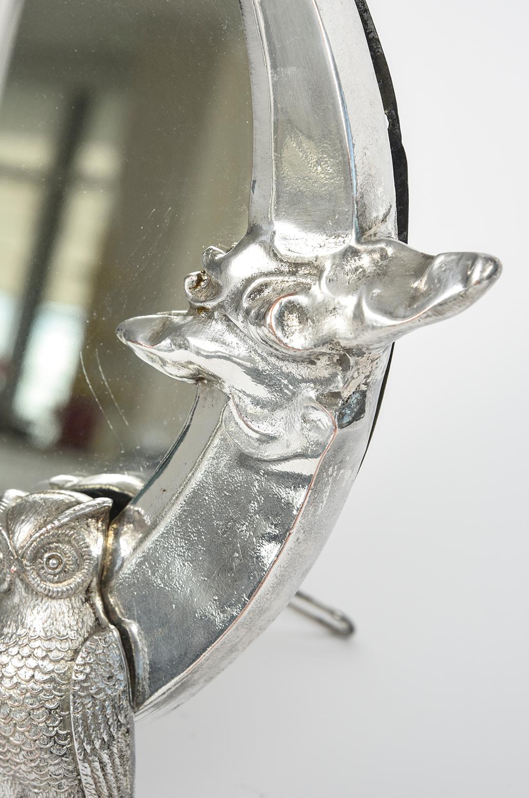 Plaqué argent Miroir de table en verre biseauté avec hibou figuratif sur une branche en vente