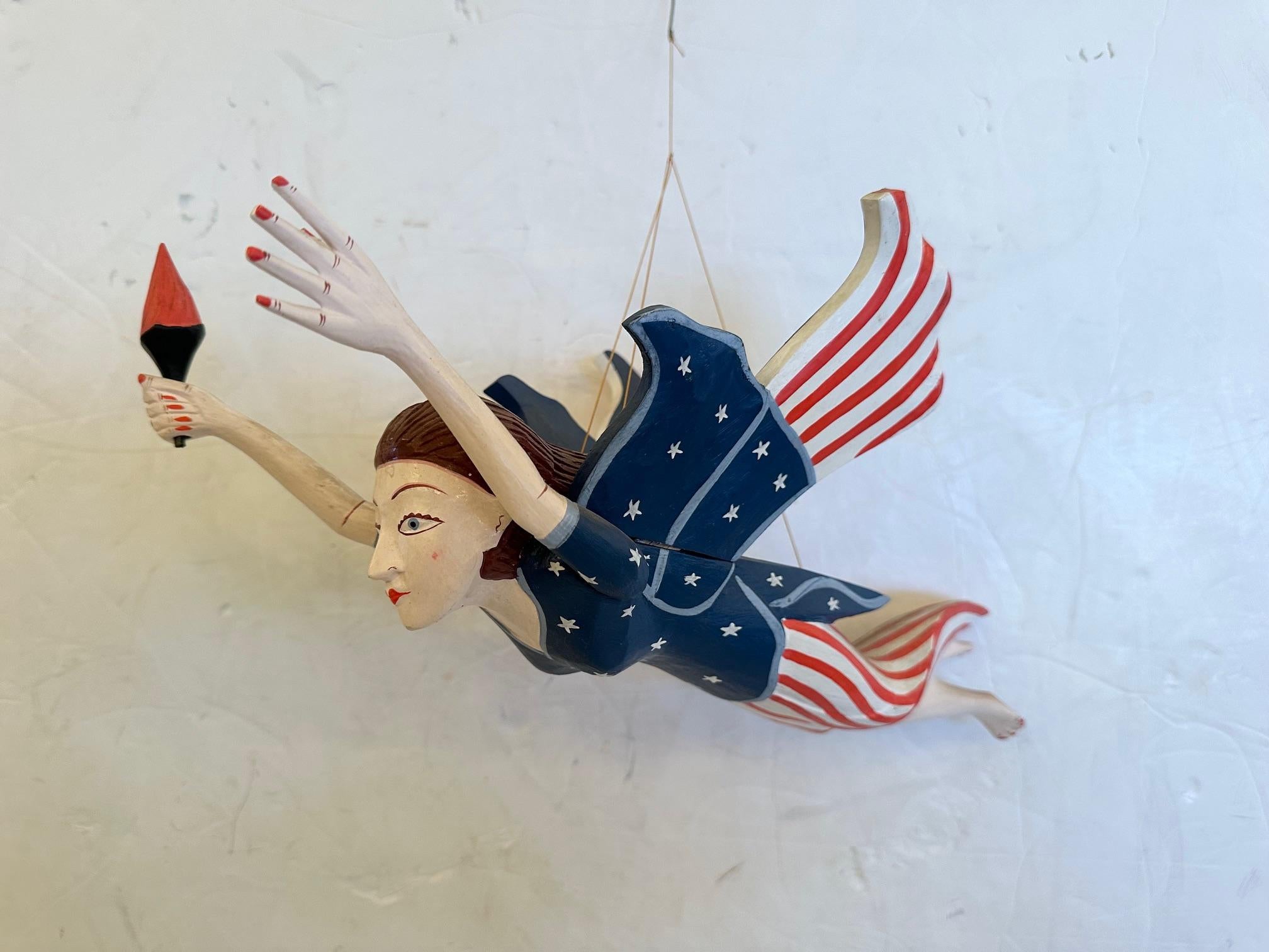 Bois Figure politique fantaisiste peinte Lady Liberty en vente