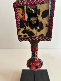 Scultura mista di oggetti trovati con scultura di legno su pinna di legno