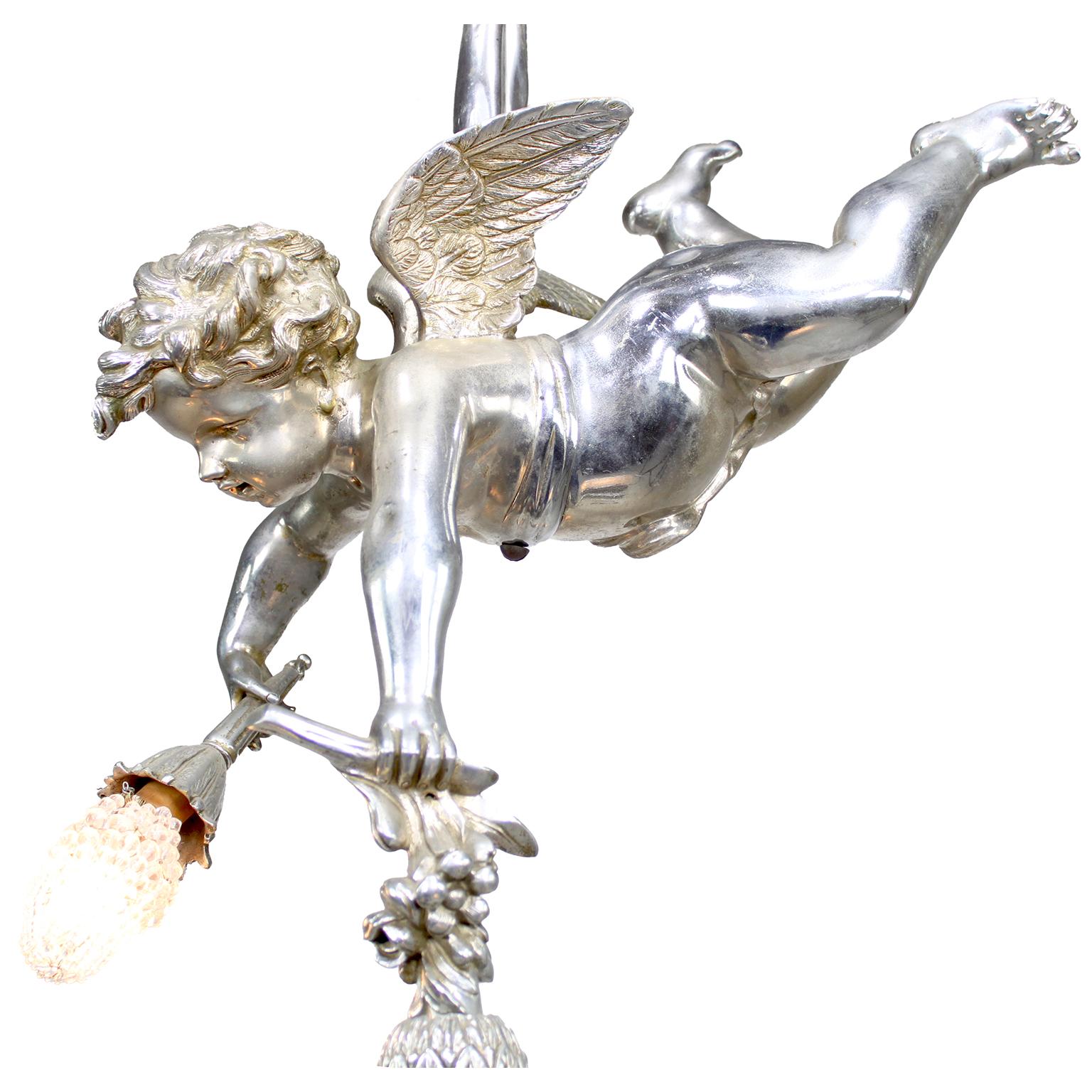 Skurriler französischer Belle Époque-Kronleuchter aus versilberter Bronze mit 4 Lichtern in Form einer Putte (Mattiert) im Angebot