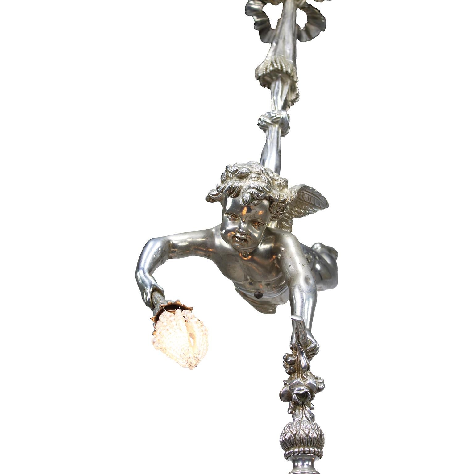 Skurriler französischer Belle Époque-Kronleuchter aus versilberter Bronze mit 4 Lichtern in Form einer Putte im Zustand „Gut“ im Angebot in Los Angeles, CA
