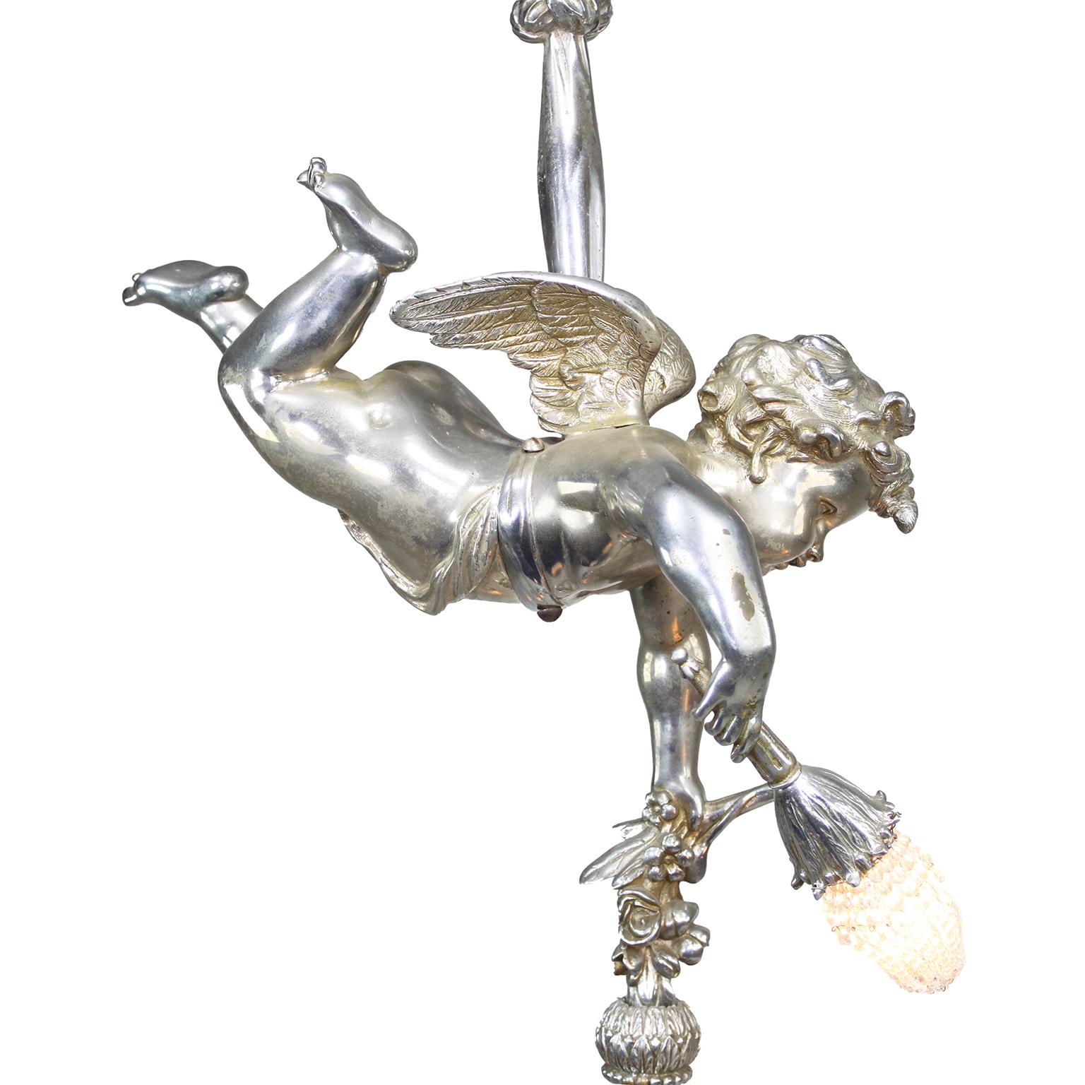 Début du 20ème siècle Lustre fantaisiste en bronze argenté Belle Époque à 4 chérubins Figuraux en vente