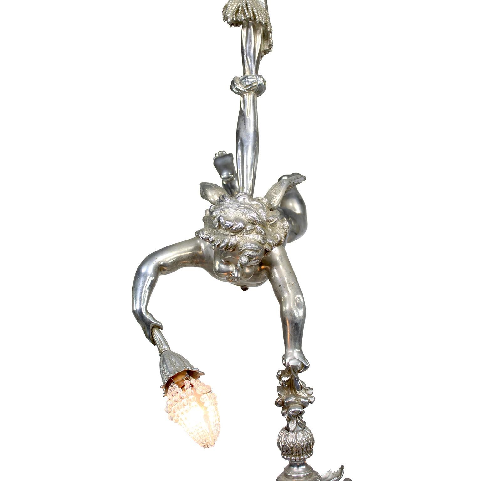 Skurriler französischer Belle Époque-Kronleuchter aus versilberter Bronze mit 4 Lichtern in Form einer Putte im Angebot 1