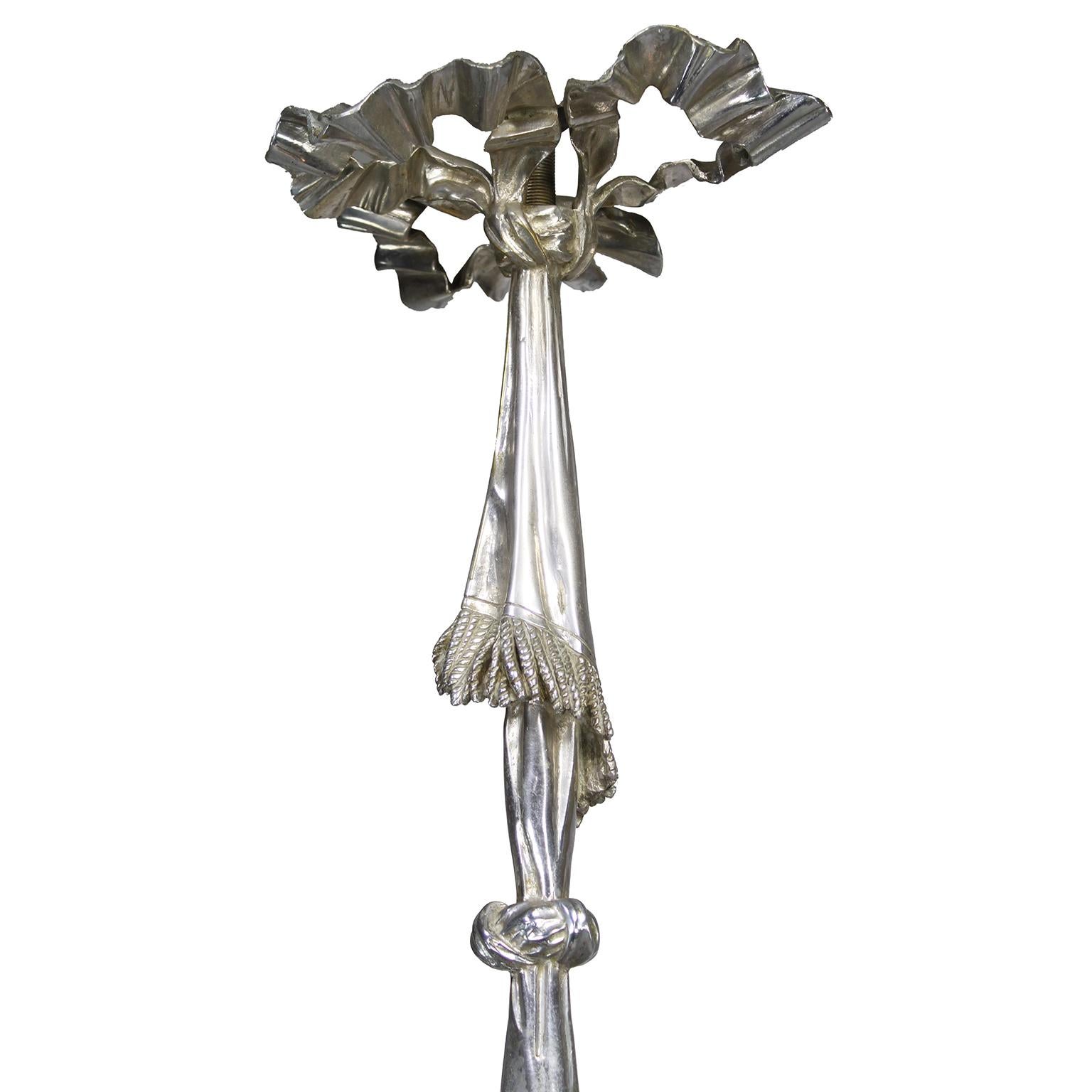 Skurriler französischer Belle Époque-Kronleuchter aus versilberter Bronze mit 4 Lichtern in Form einer Putte im Angebot 3