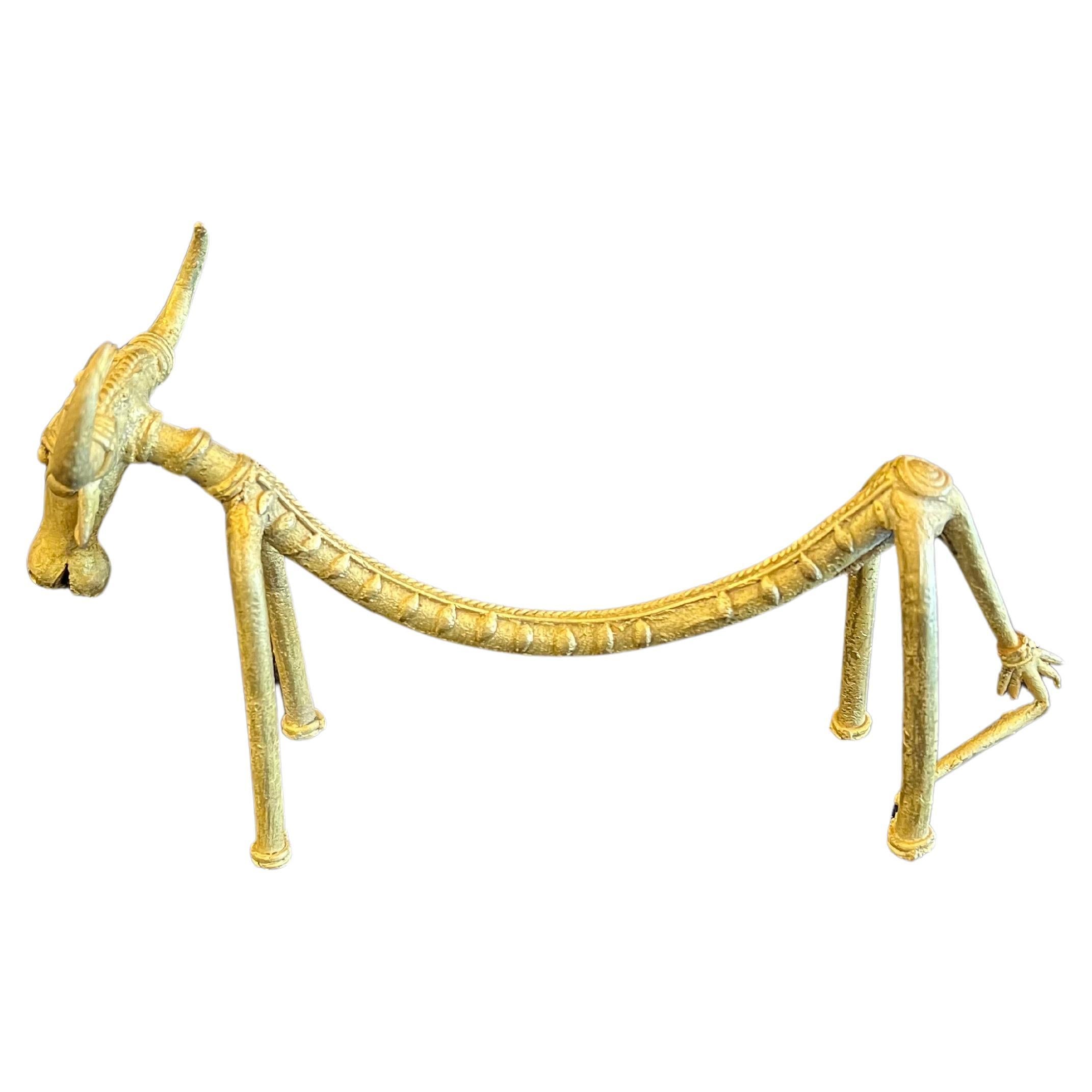 skurrile Eisen detaillierte Stier Skulptur in Gold-Finish schönes Detail sehr einzigartiges Stück.