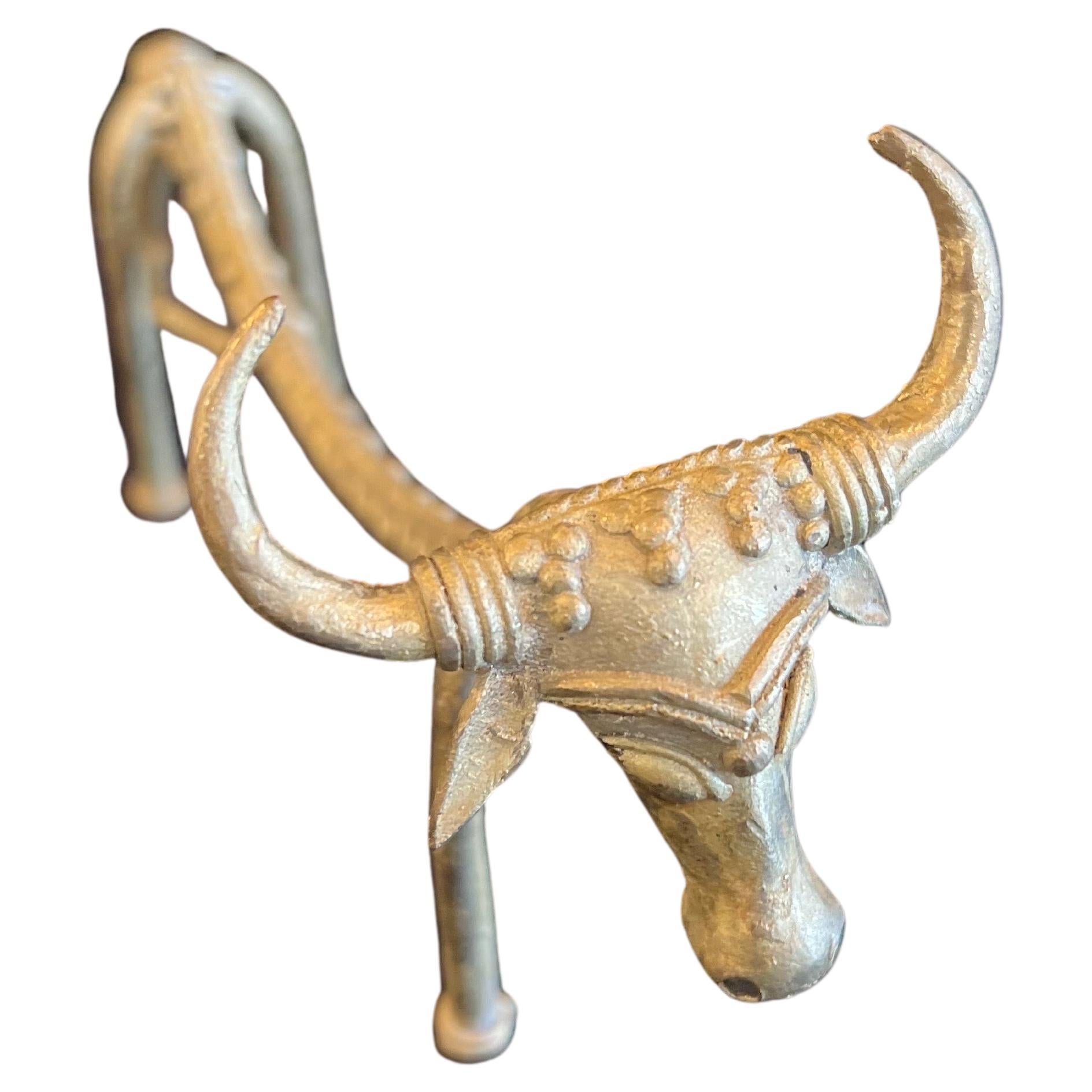 Skurrile goldfarbene Stier-Skulptur aus Eisen (Moderne der Mitte des Jahrhunderts) im Angebot