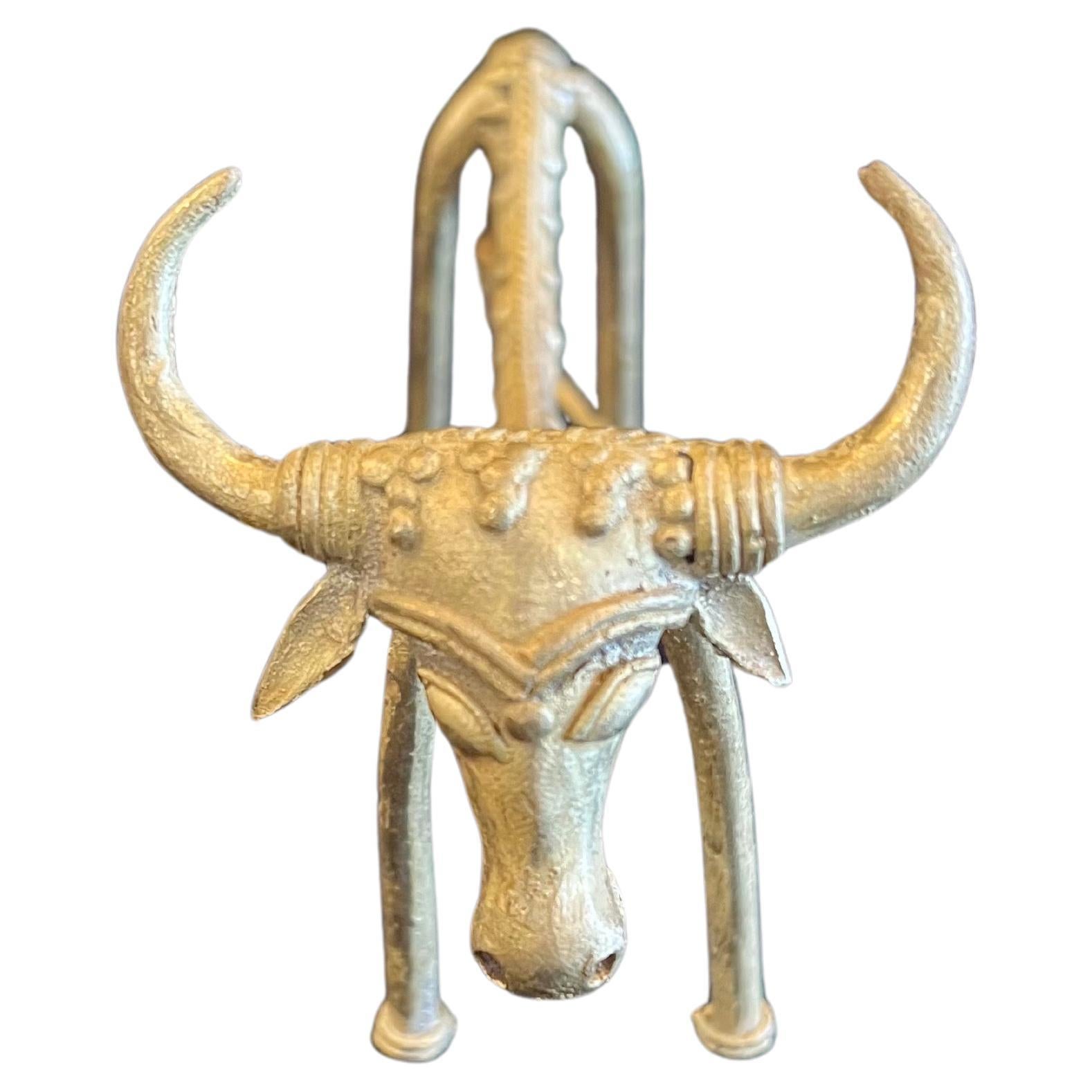 Caprichosa Escultura Toro de Hierro acabado dorado