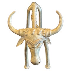 Scultura di toro in ferro con finitura dorata