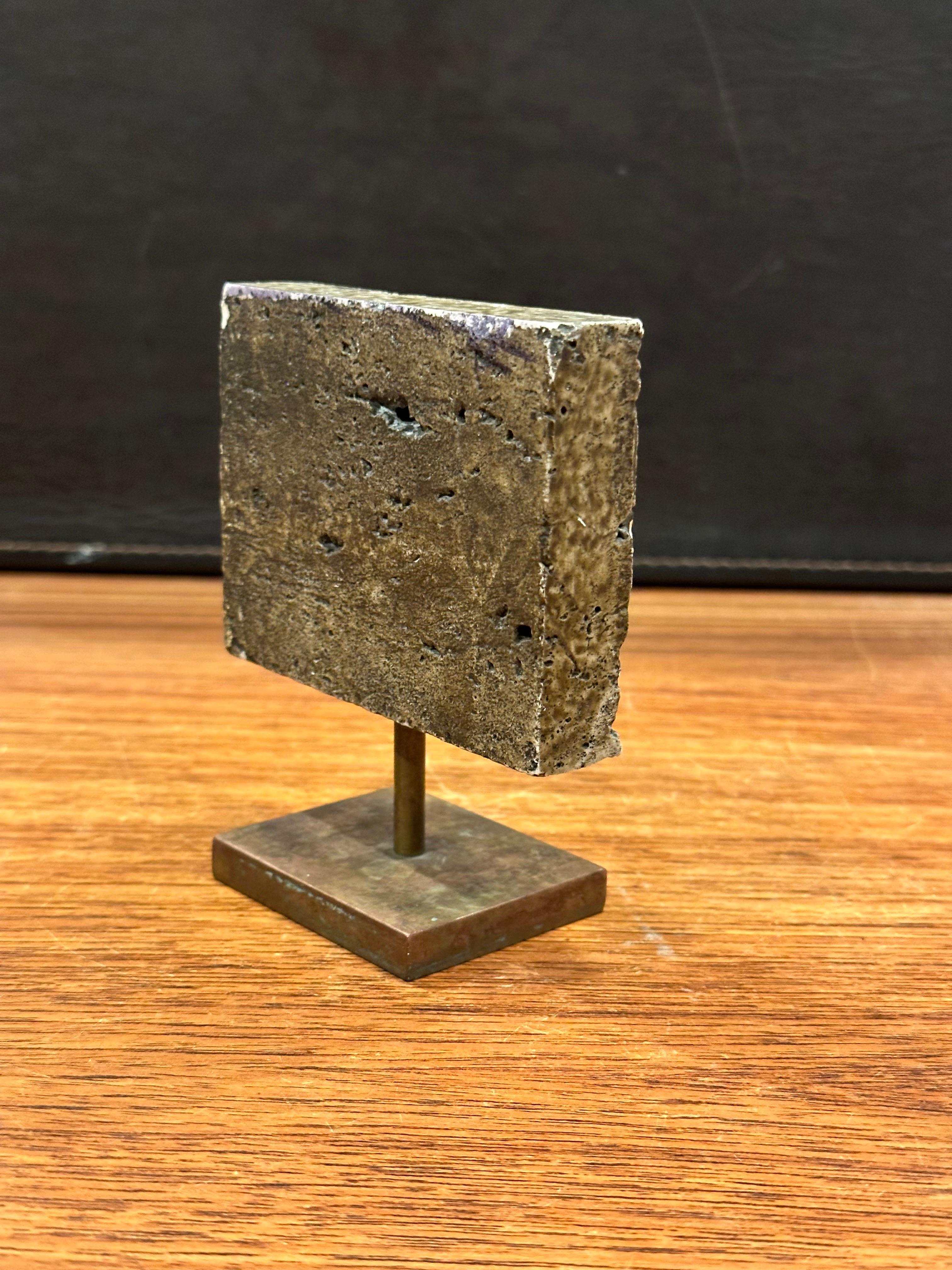Caprichosa escultura de león tallada a mano en travertino y bronce por Rodney Winfield en venta 2
