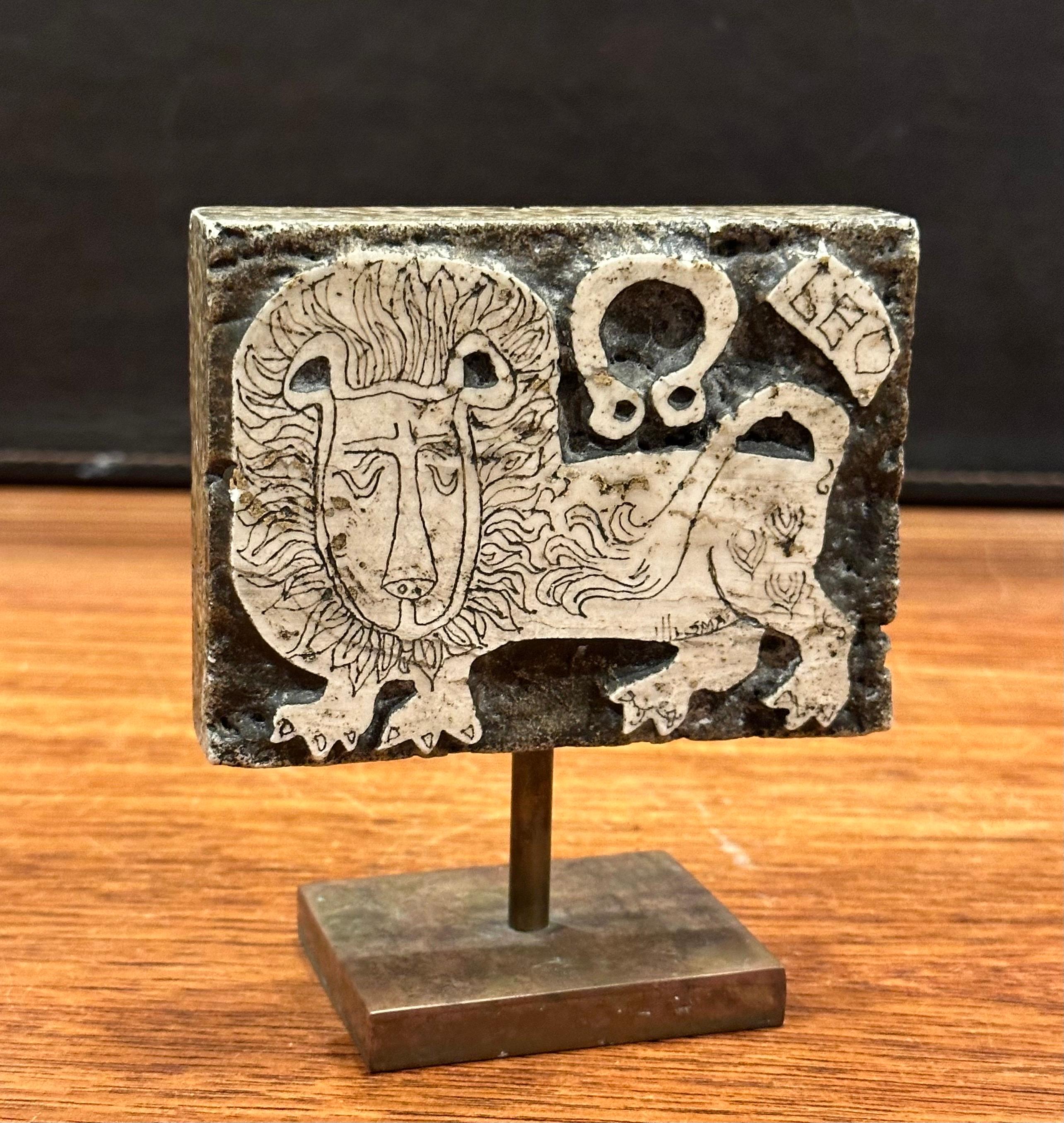 Caprichosa escultura de león tallada a mano en travertino y bronce por Rodney Winfield en venta 3