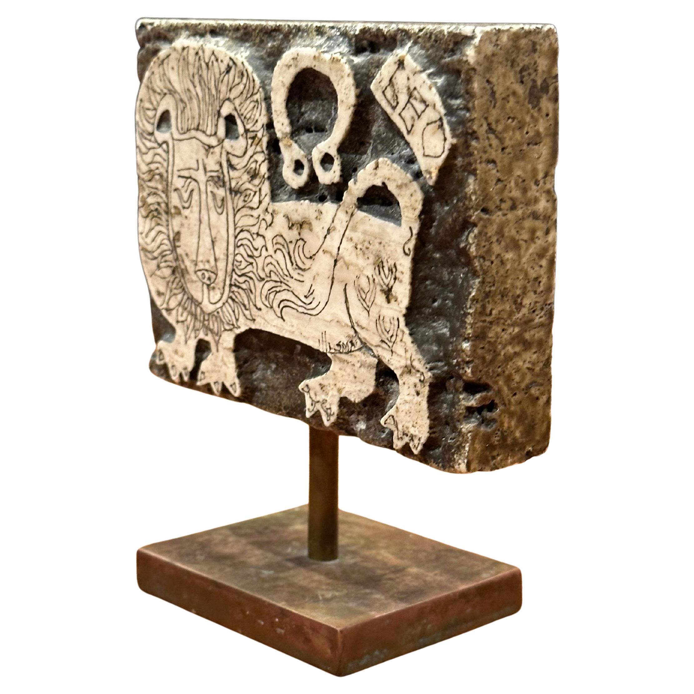 Caprichosa escultura de león tallada a mano en travertino y bronce por Rodney Winfield en venta 4