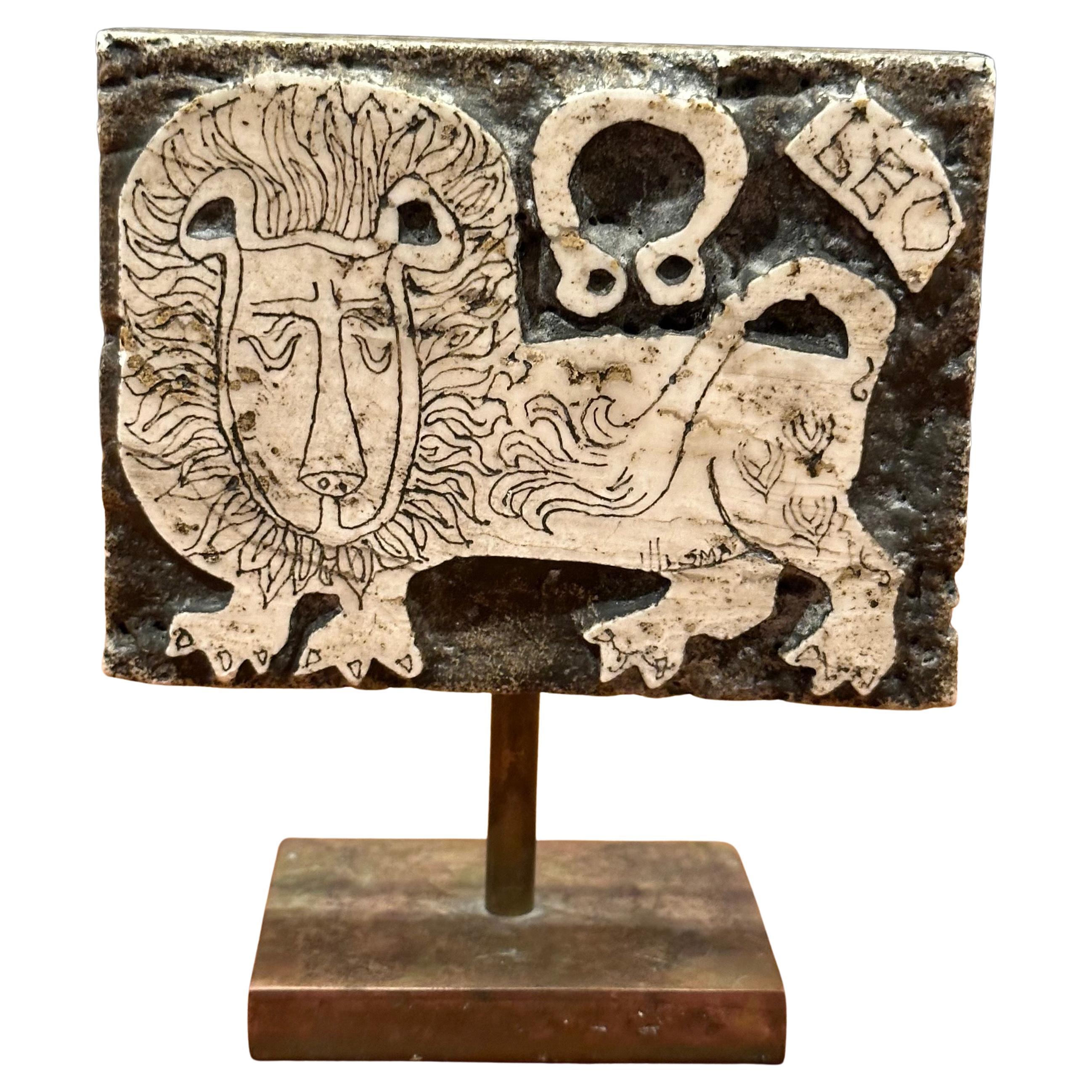 Caprichosa escultura de león tallada a mano en travertino y bronce por Rodney Winfield Moderno de mediados de siglo en venta