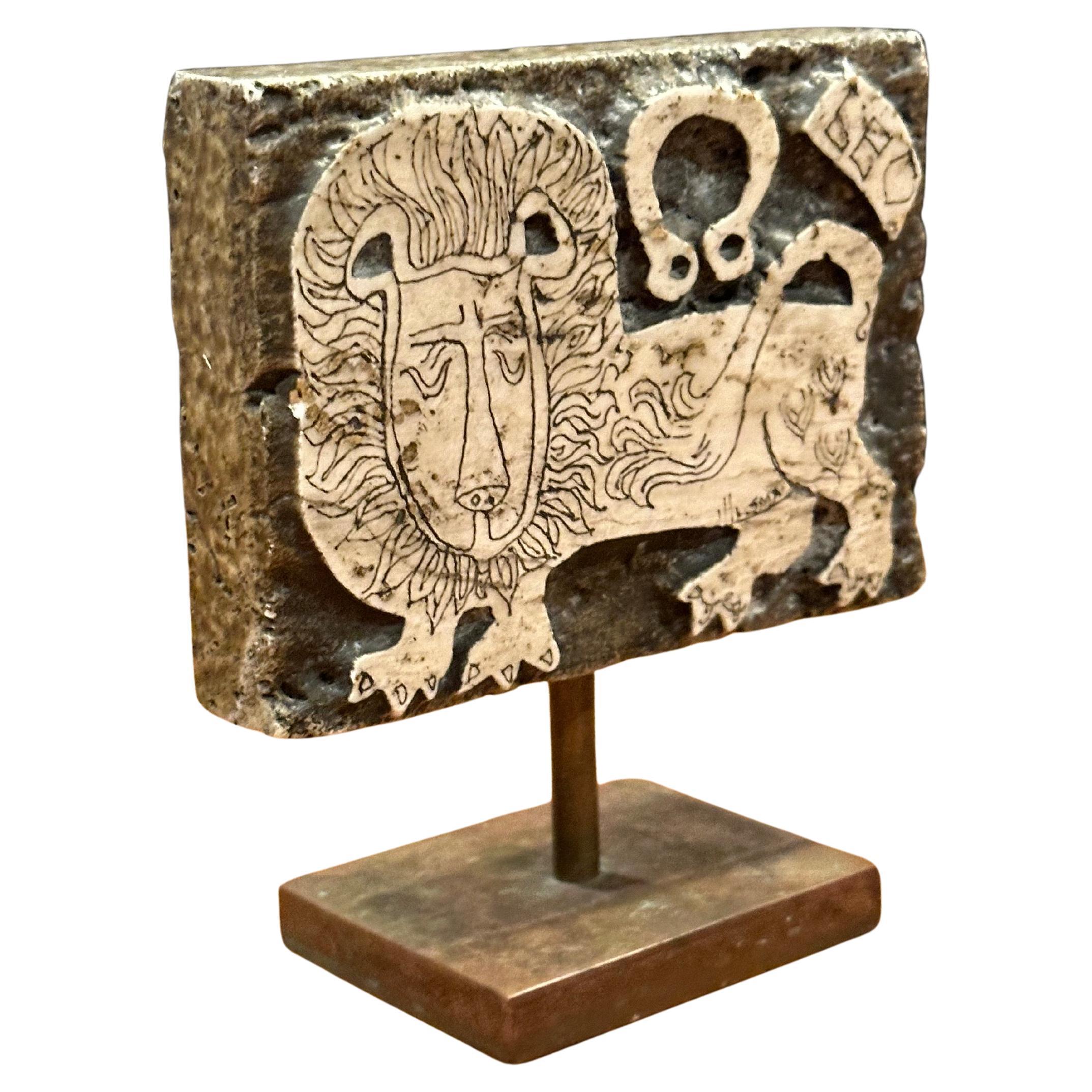 Caprichosa escultura de león tallada a mano en travertino y bronce por Rodney Winfield Mexicano en venta