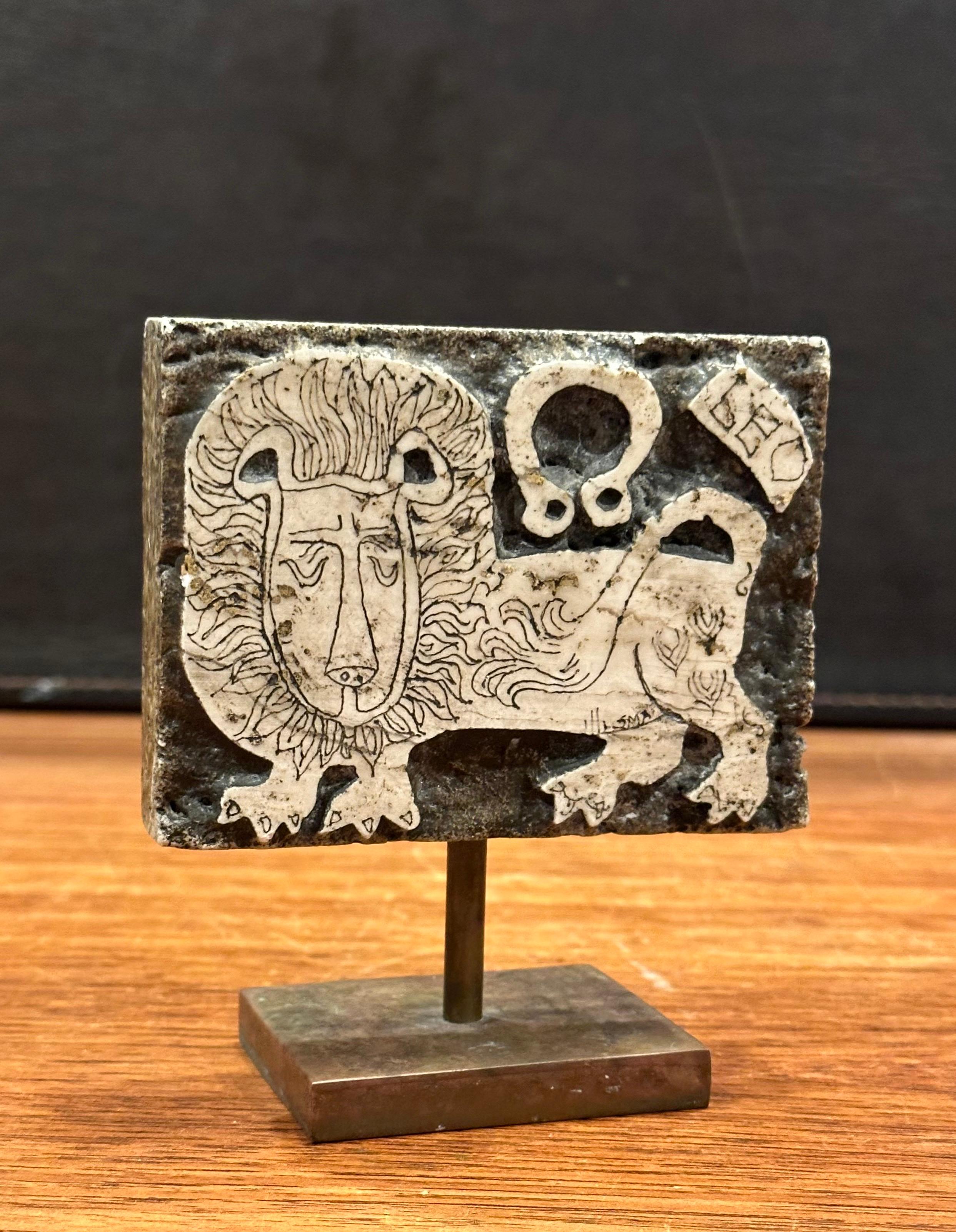 Caprichosa escultura de león tallada a mano en travertino y bronce por Rodney Winfield Tallado a mano en venta