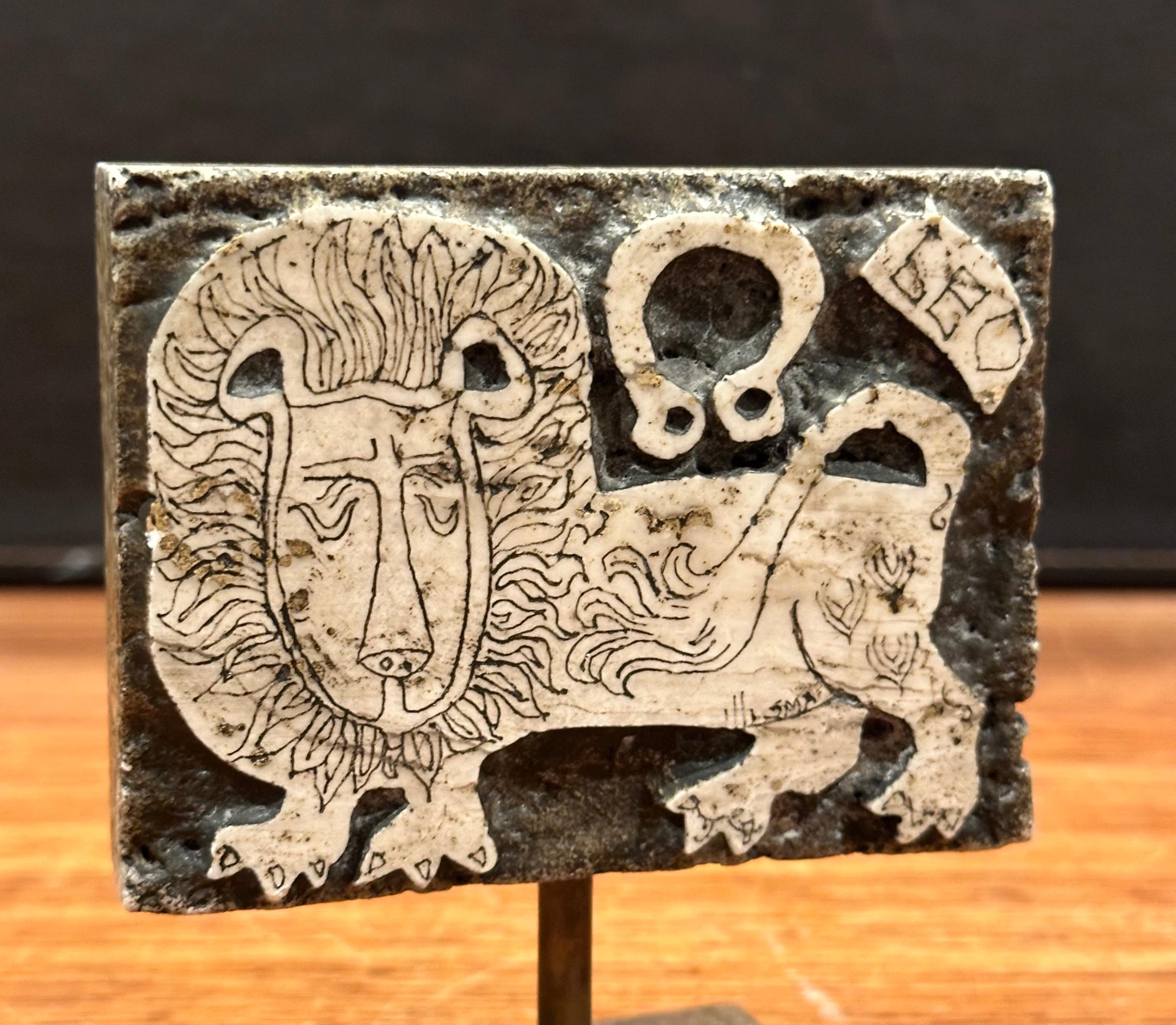 Caprichosa escultura de león tallada a mano en travertino y bronce por Rodney Winfield en Bueno estado para la venta en San Diego, CA