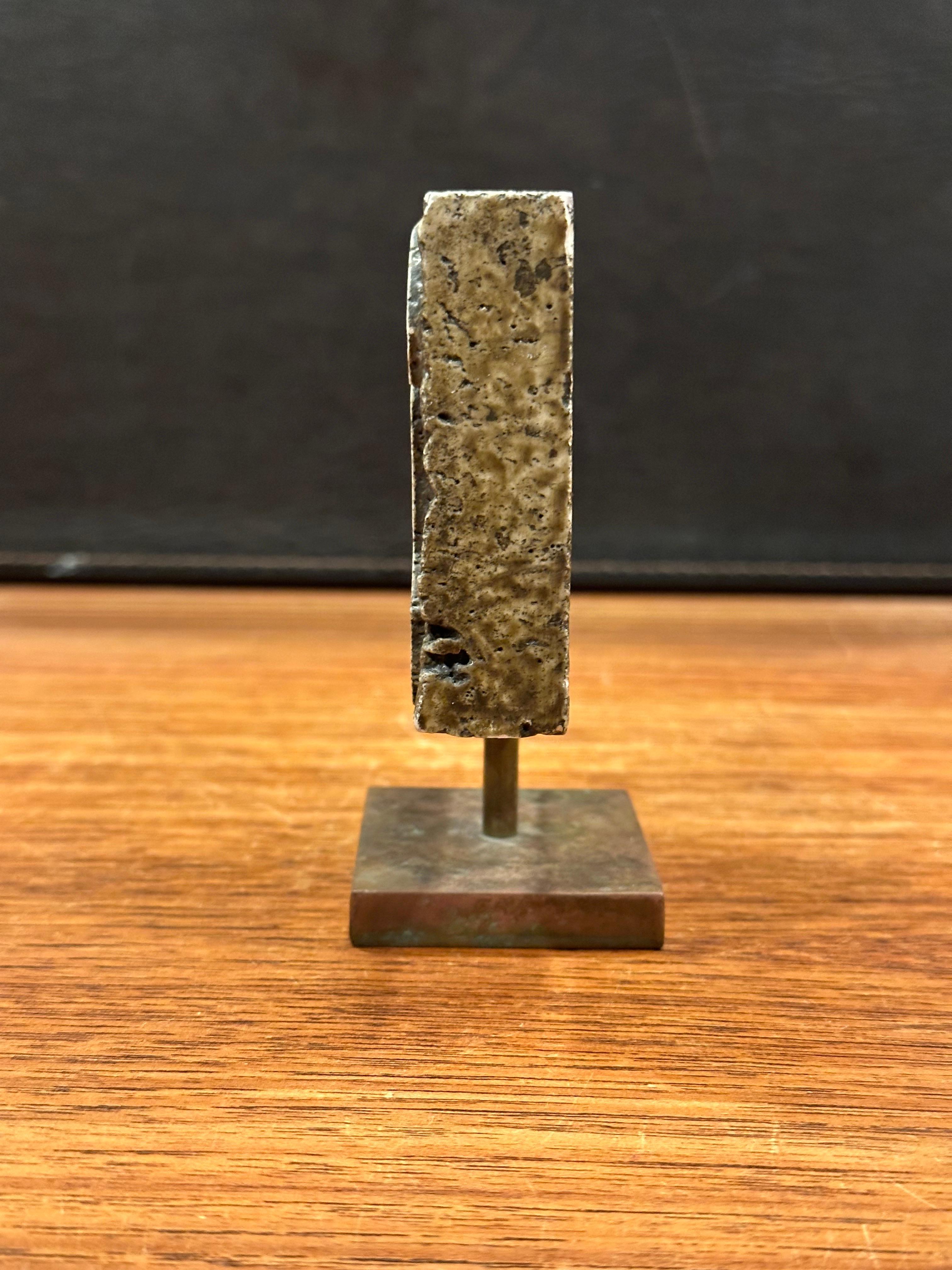 Caprichosa escultura de león tallada a mano en travertino y bronce por Rodney Winfield siglo XX en venta