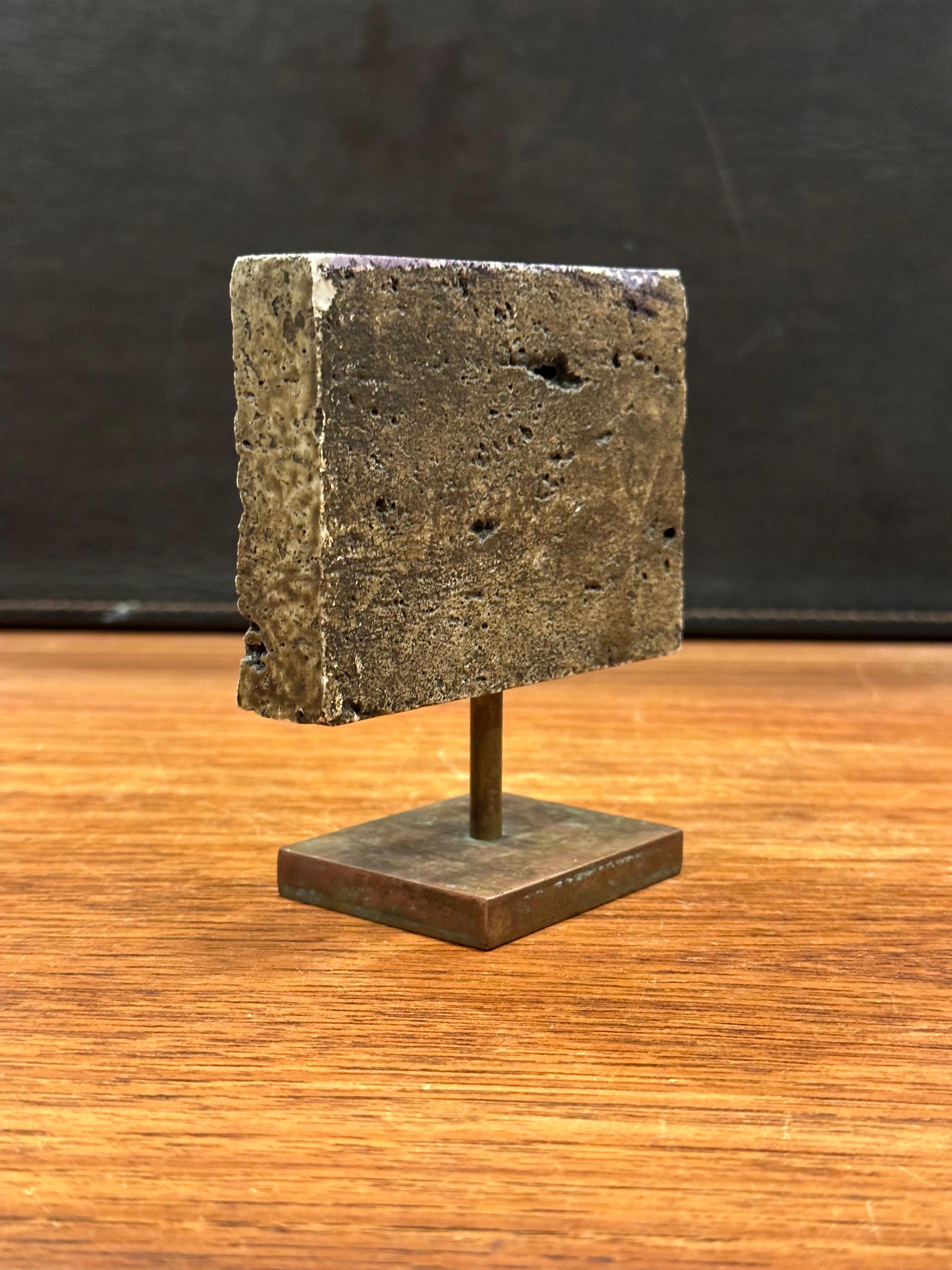 Caprichosa escultura de león tallada a mano en travertino y bronce por Rodney Winfield Bronce en venta