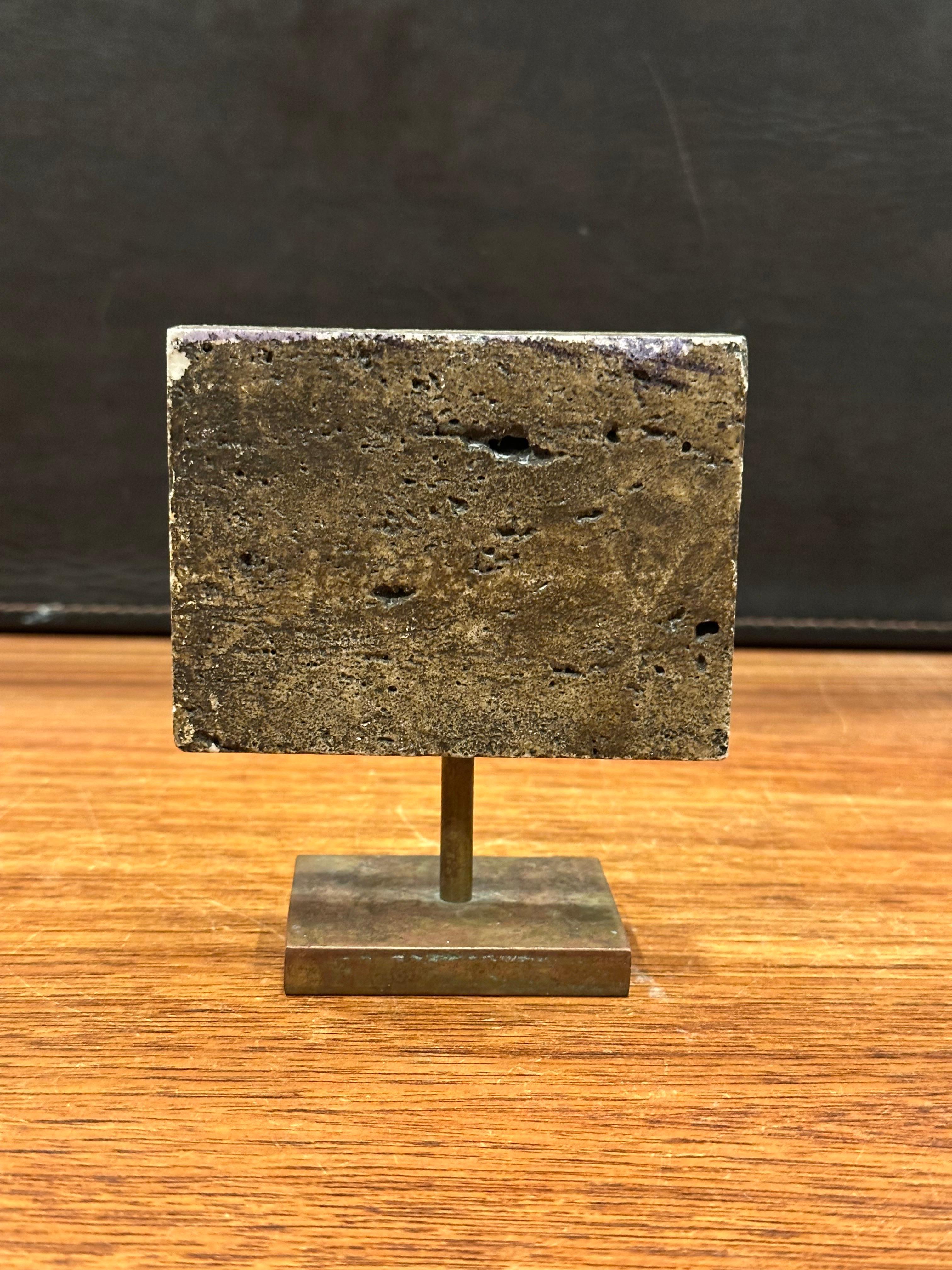 Caprichosa escultura de león tallada a mano en travertino y bronce por Rodney Winfield en venta 1