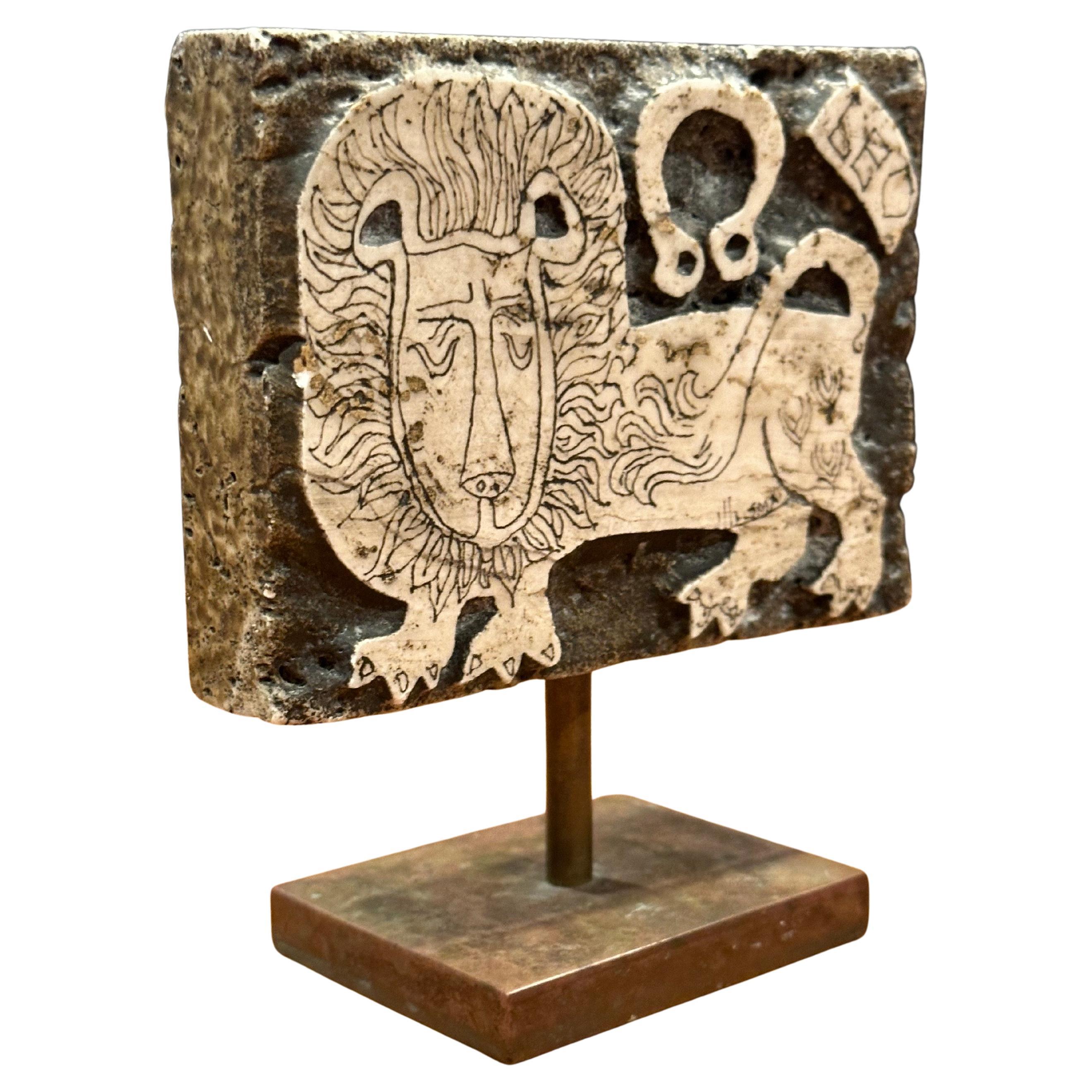 Caprichosa escultura de león tallada a mano en travertino y bronce por Rodney Winfield en venta