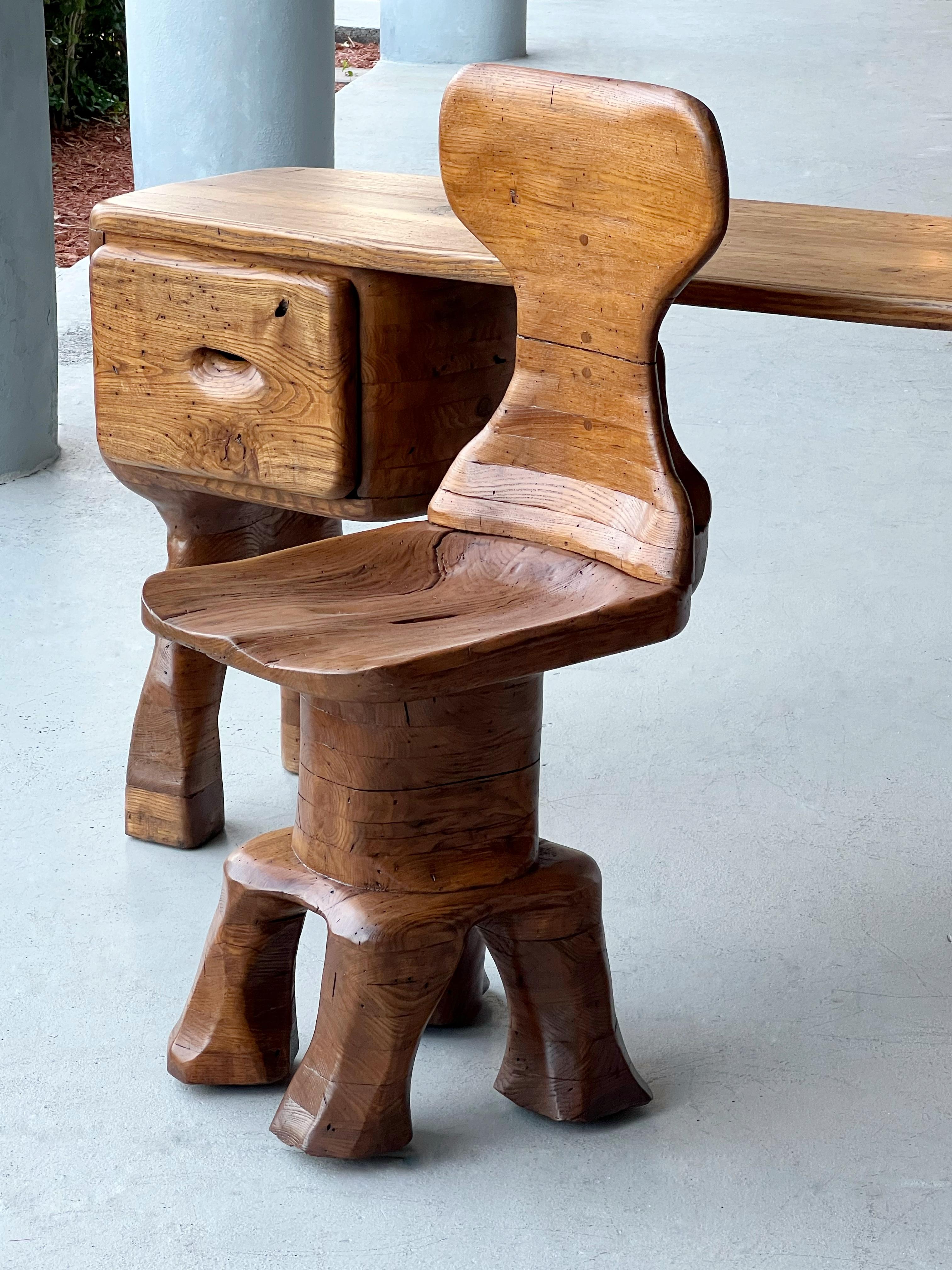 Skurriler handgeschnitzter Studio Craft-Schreibtisch und im Angebot 4