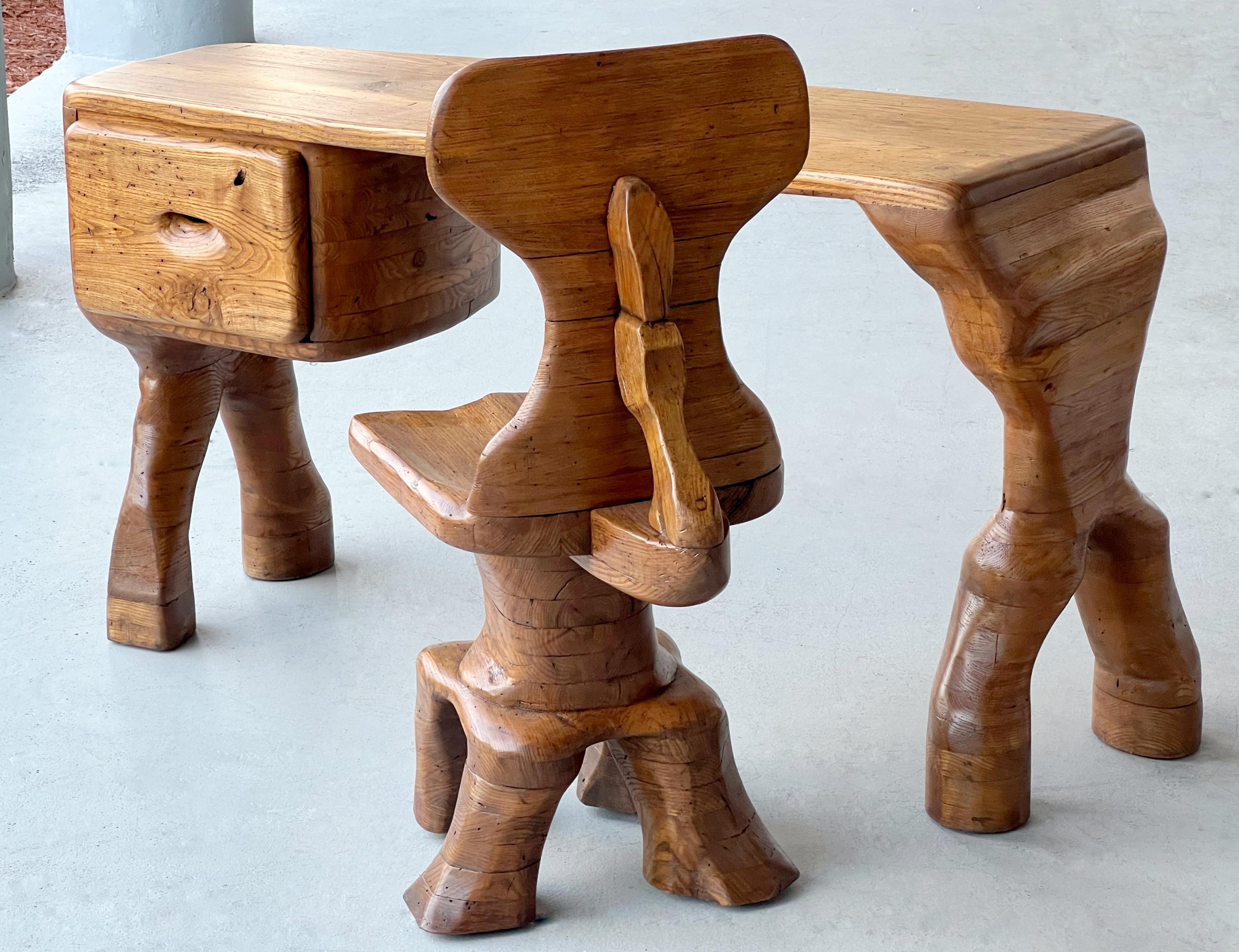 Skurriler handgeschnitzter Studio Craft-Schreibtisch und im Angebot 7