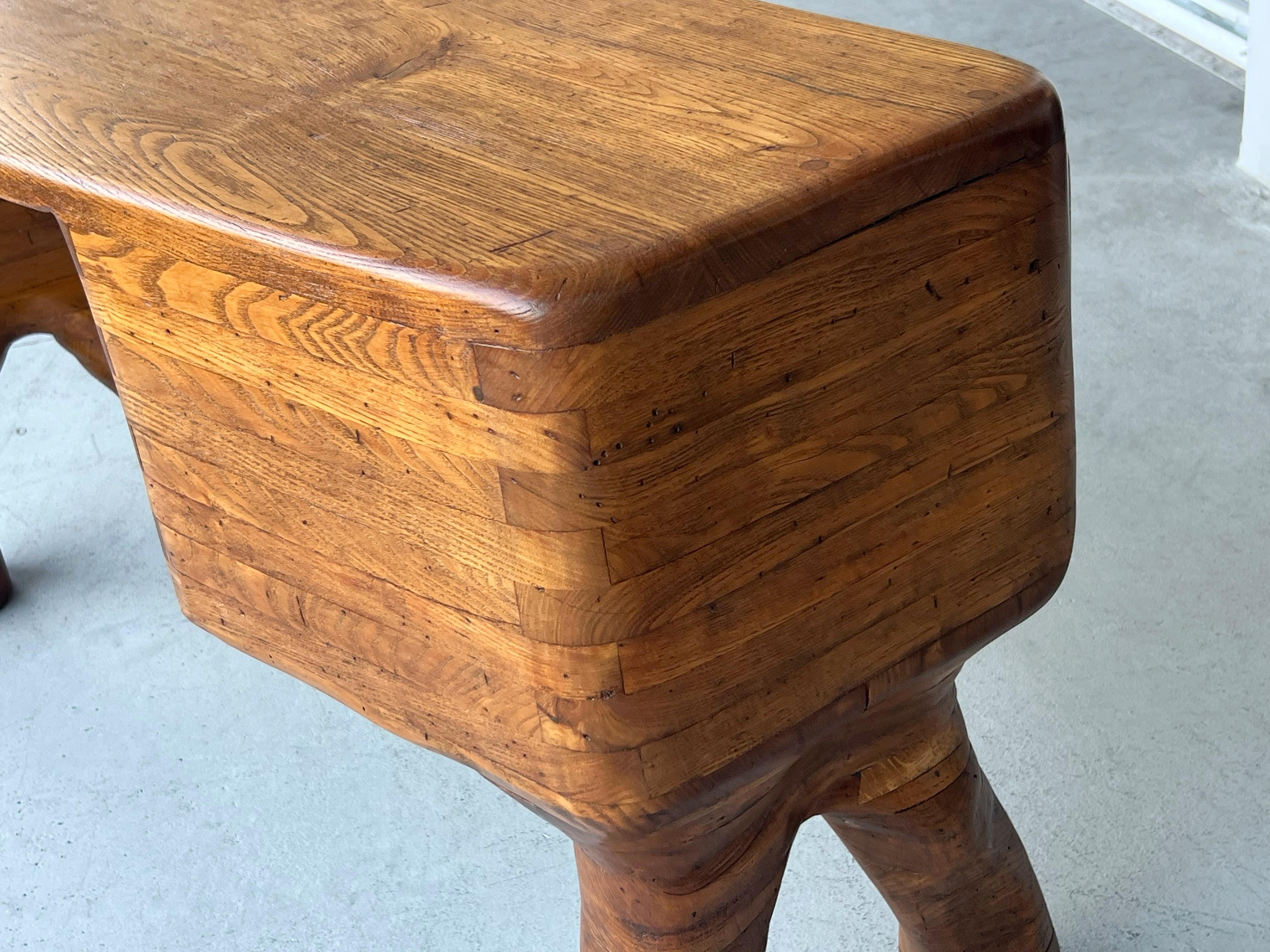 Skurriler handgeschnitzter Studio Craft-Schreibtisch und im Angebot 9