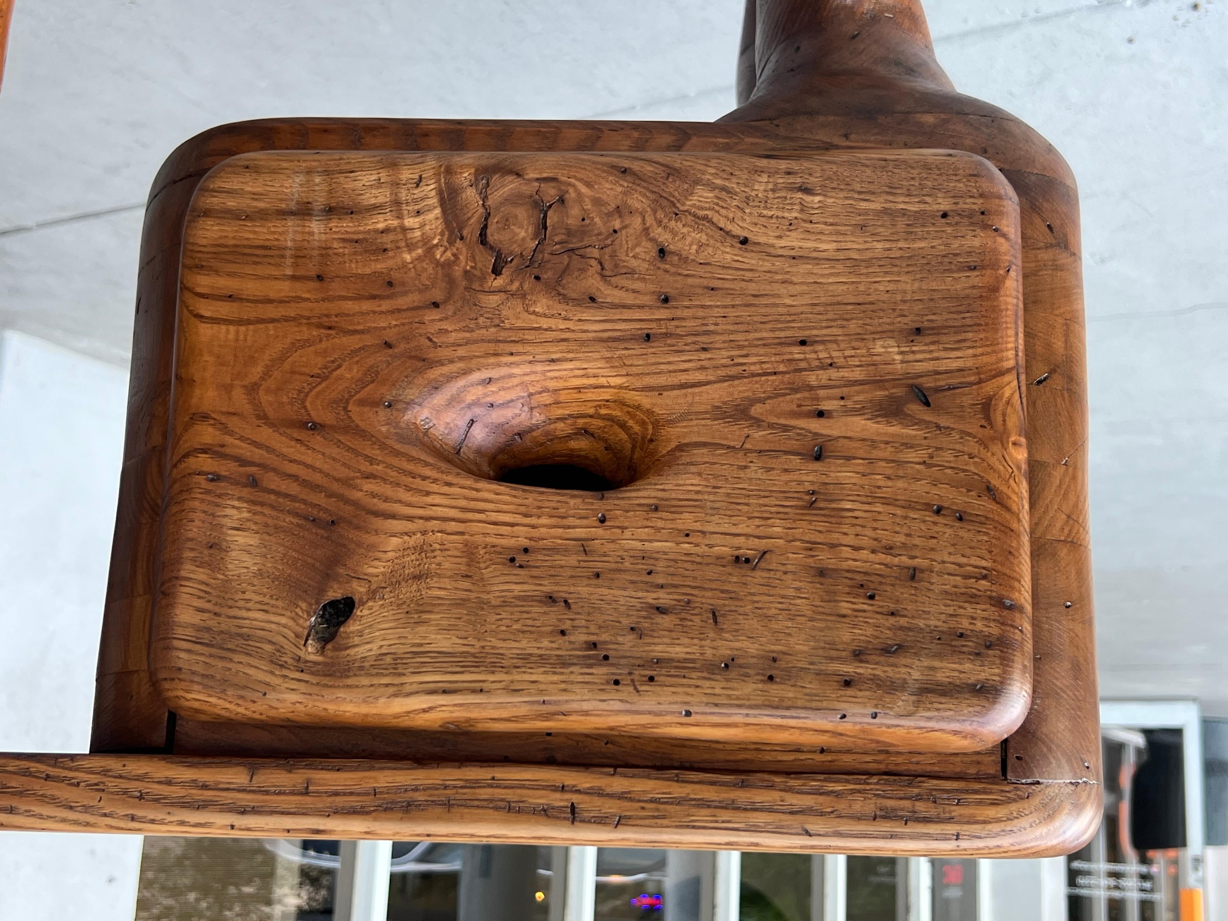 Skurriler handgeschnitzter Studio Craft-Schreibtisch und im Angebot 10