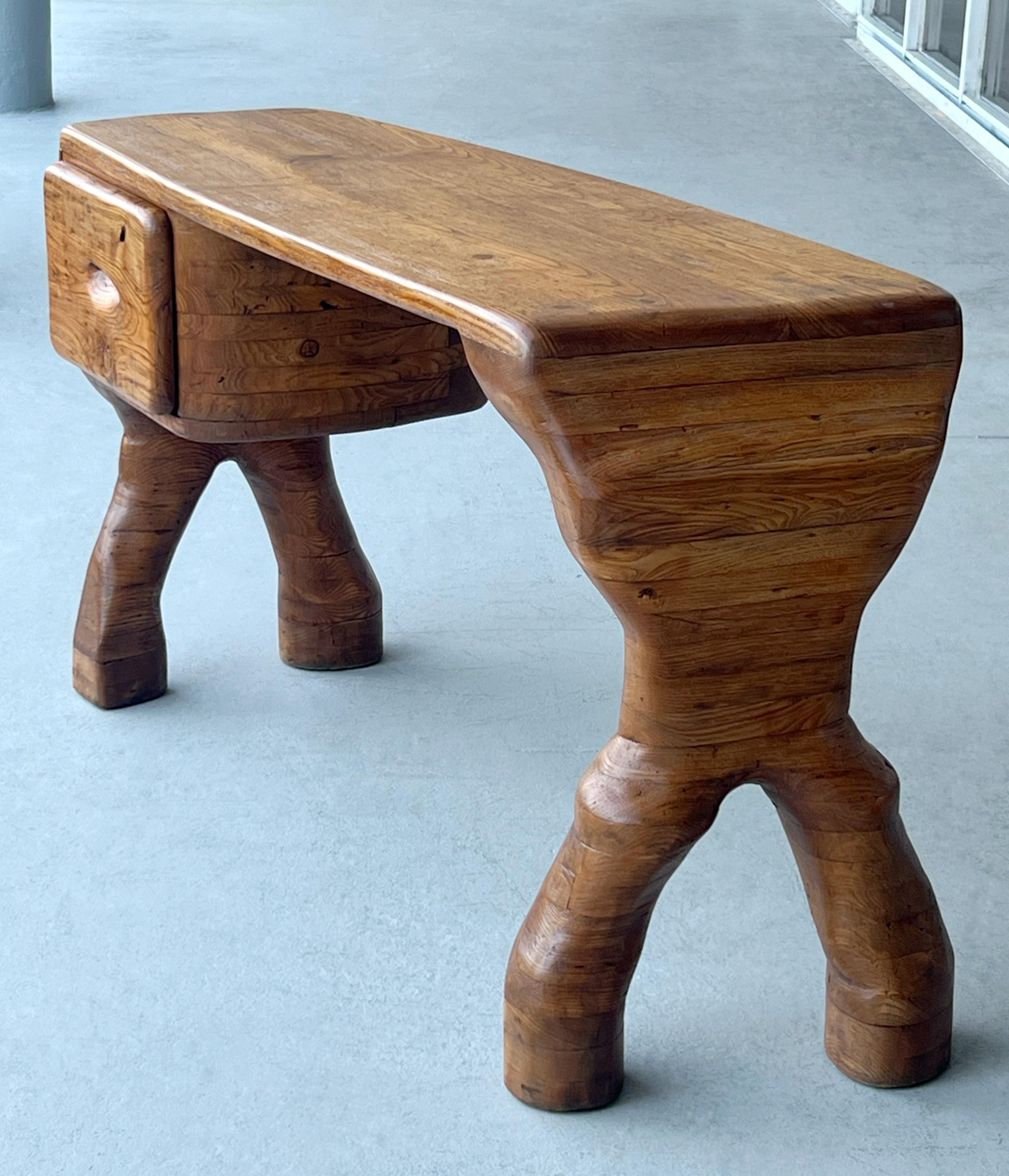 Skurriler handgeschnitzter Studio Craft-Schreibtisch und (amerikanisch) im Angebot