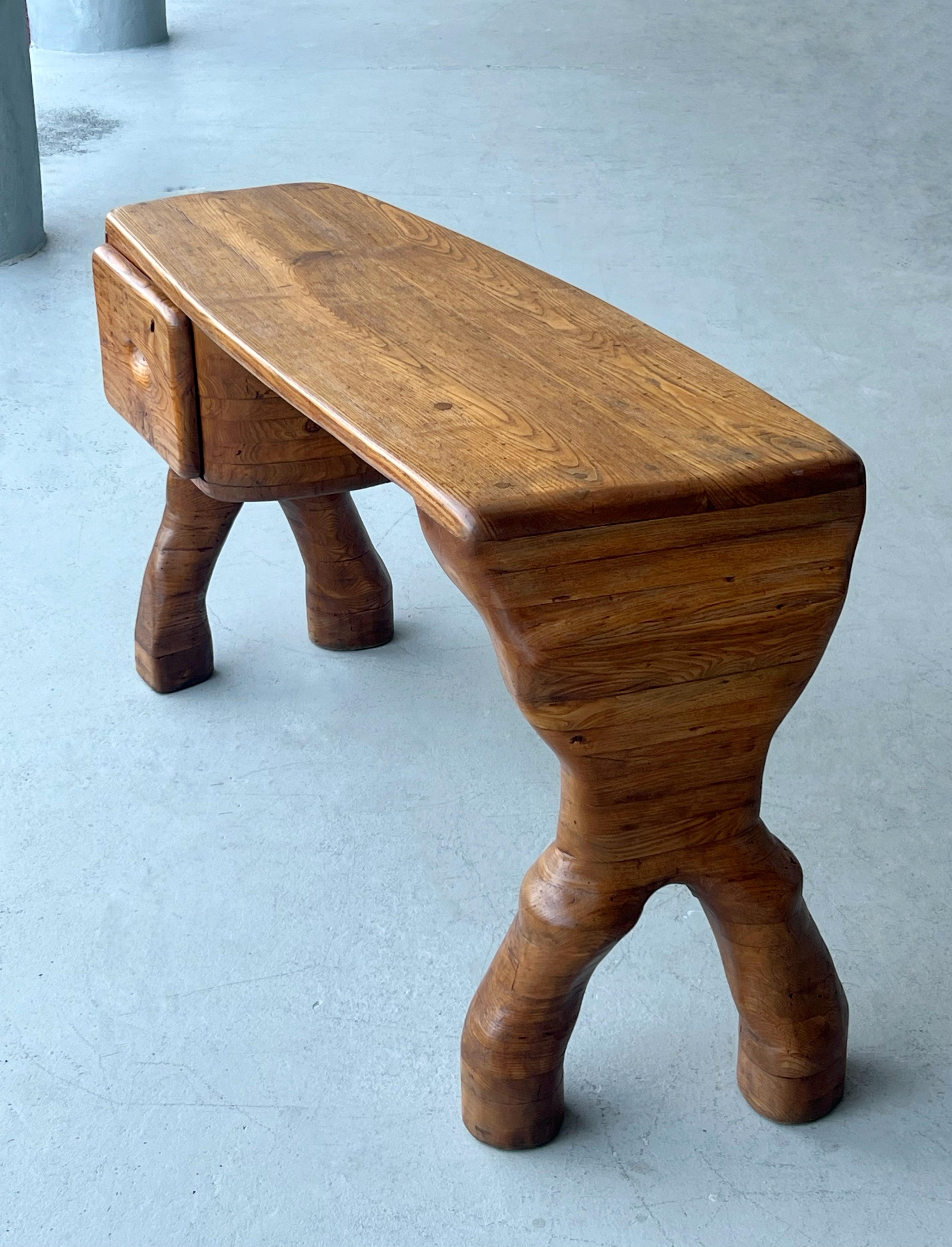 Skurriler handgeschnitzter Studio Craft-Schreibtisch und im Zustand „Gut“ im Angebot in Miami, FL