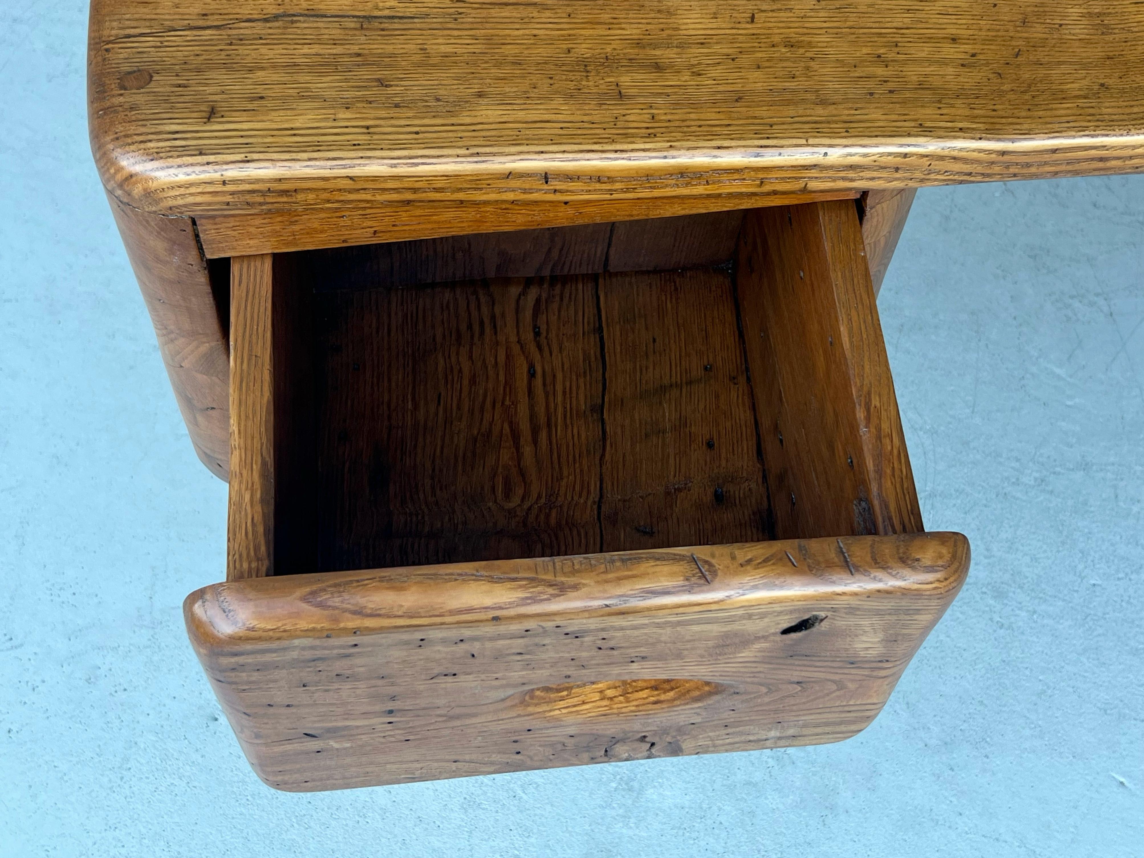 Skurriler handgeschnitzter Studio Craft-Schreibtisch und (Eichenholz) im Angebot