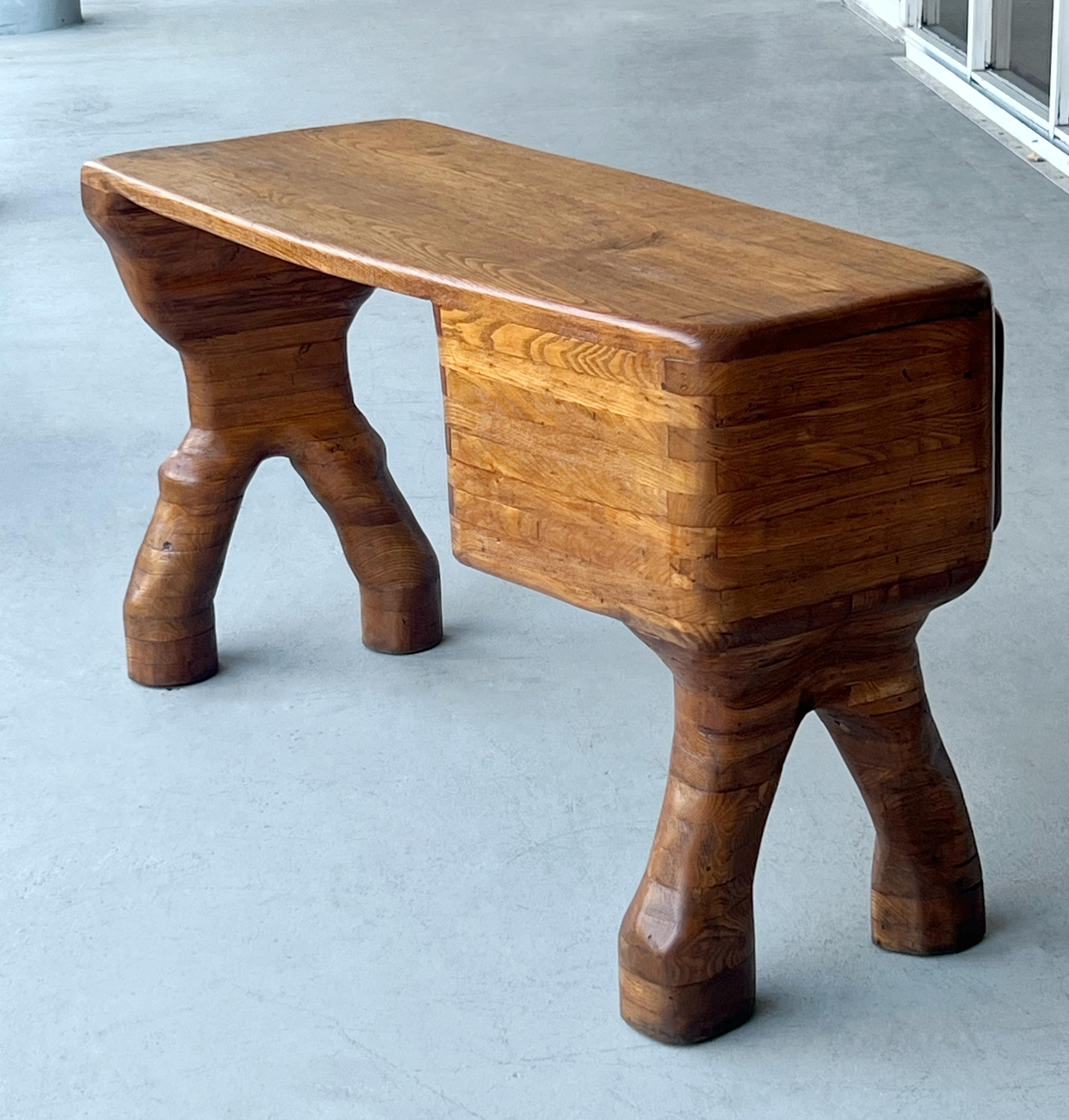 Skurriler handgeschnitzter Studio Craft-Schreibtisch und im Angebot 1