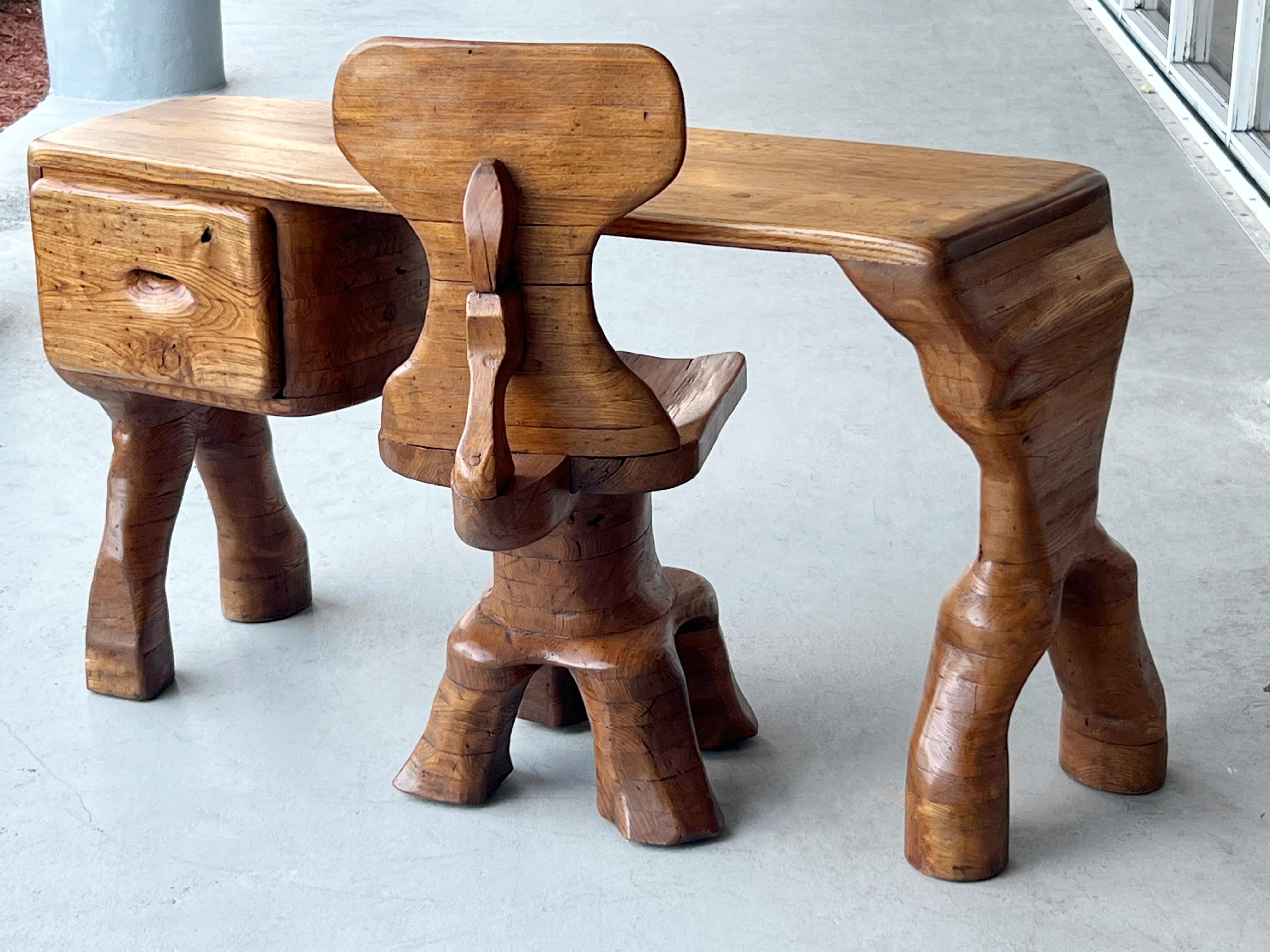 Skurriler handgeschnitzter Studio Craft-Schreibtisch und im Angebot 2