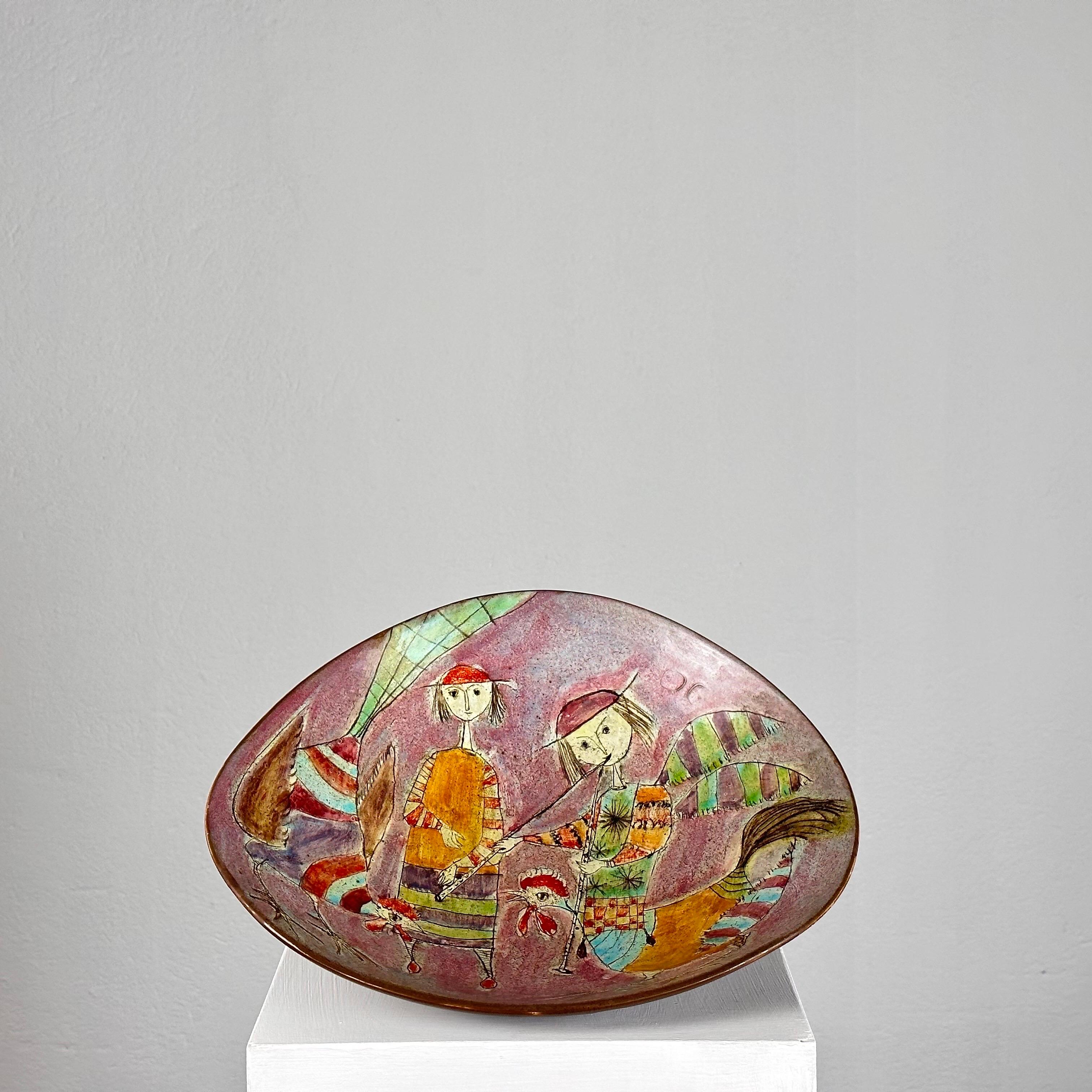 Eleva l'arredamento della tua tavola con questo delizioso piatto in ceramica dipinto a mano di Baratti Crafts, realizzato negli anni Settanta. Con i suoi colori vivaci e le sue immagini stravaganti, questo piatto porterà gioia e fascino in ogni