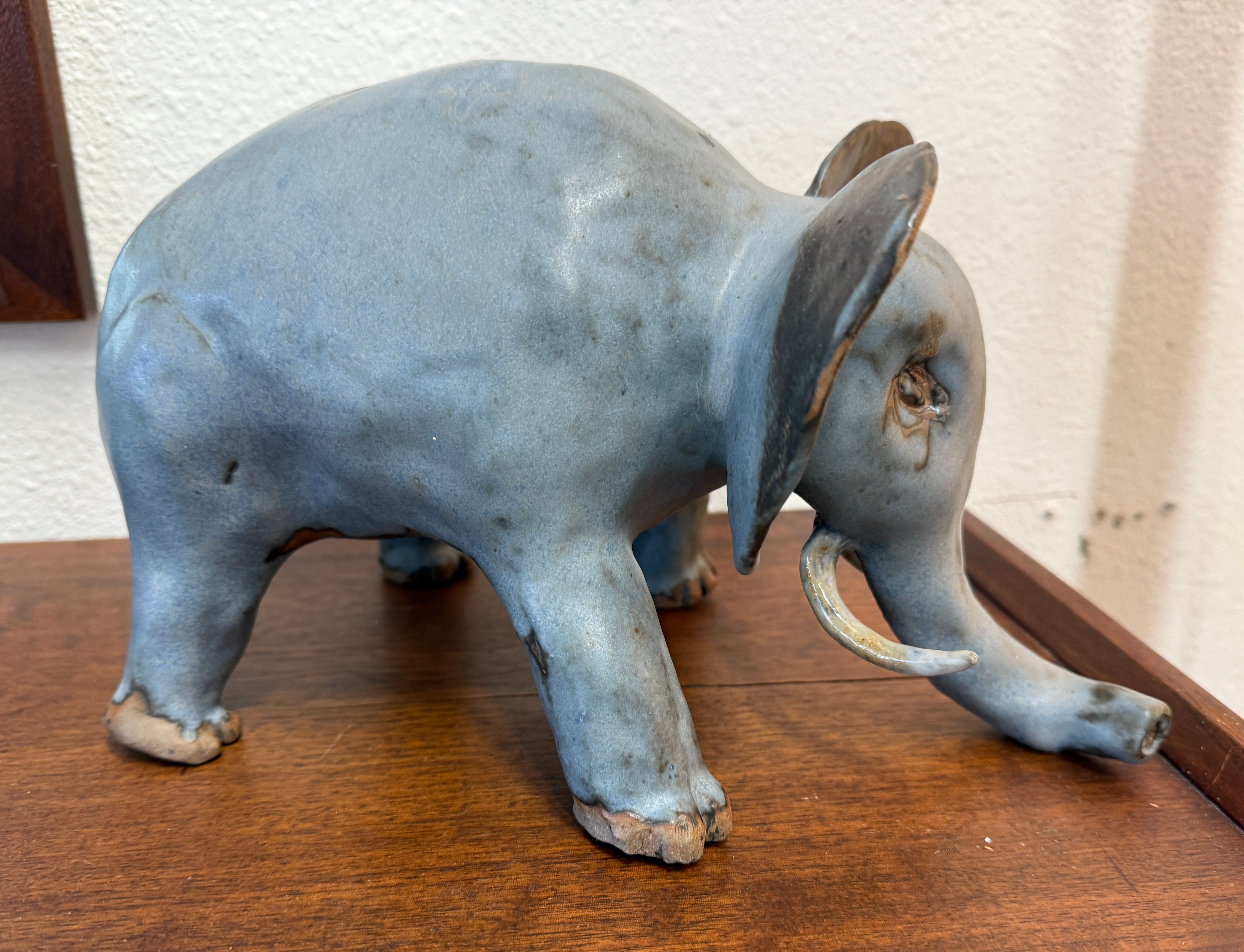 Un merveilleux éléphant fantaisiste en poterie, jeté à la main. Il présente un beau glaçage. Elle est en bon état bien que je remarque un défaut de cuisson sous une défense, illustré. Il peut s'agir d'une réparation. En tout état de cause, la