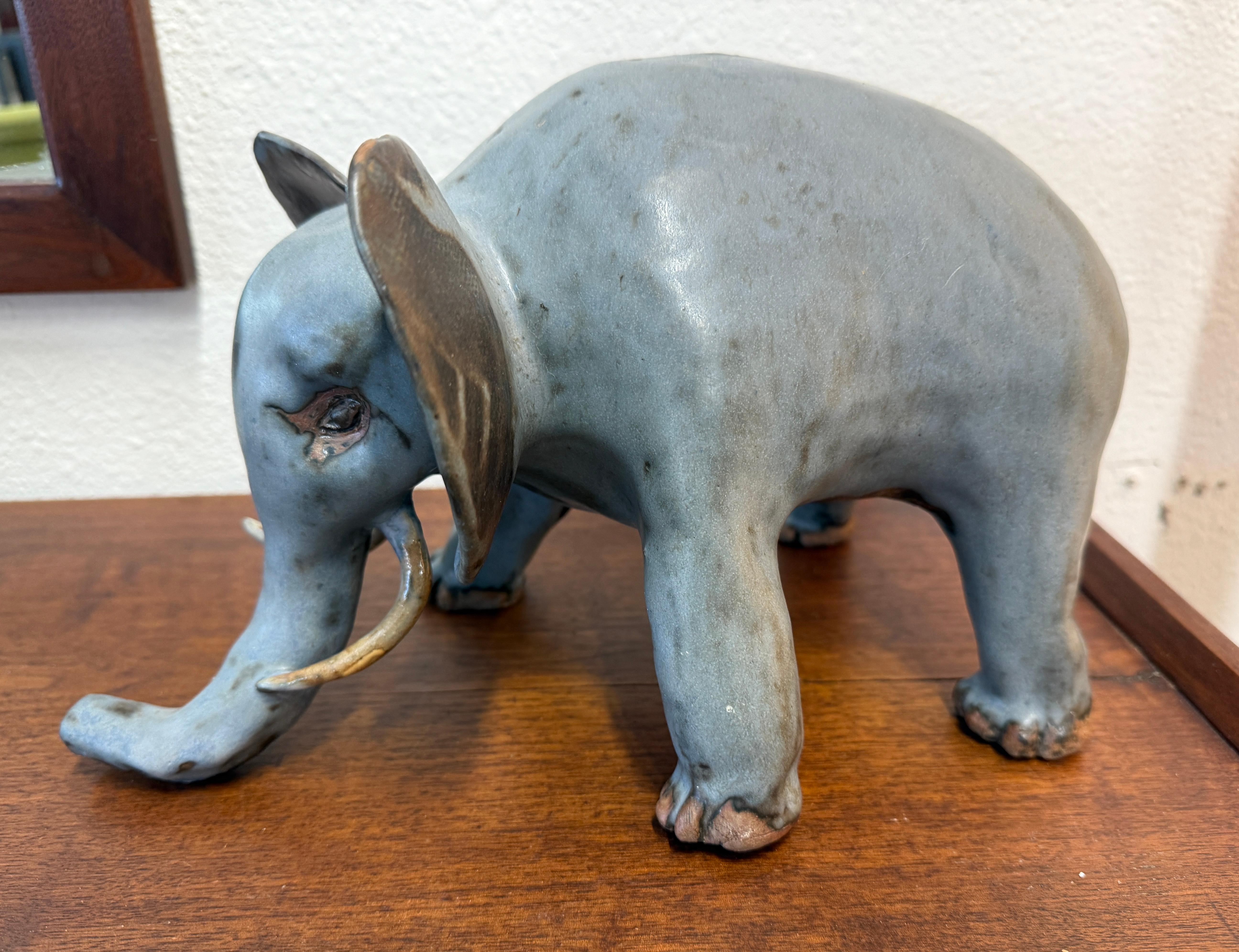 Éléphant fantaisiste en poterie émaillée, tourné à la main Bon état - En vente à Palm Springs, CA