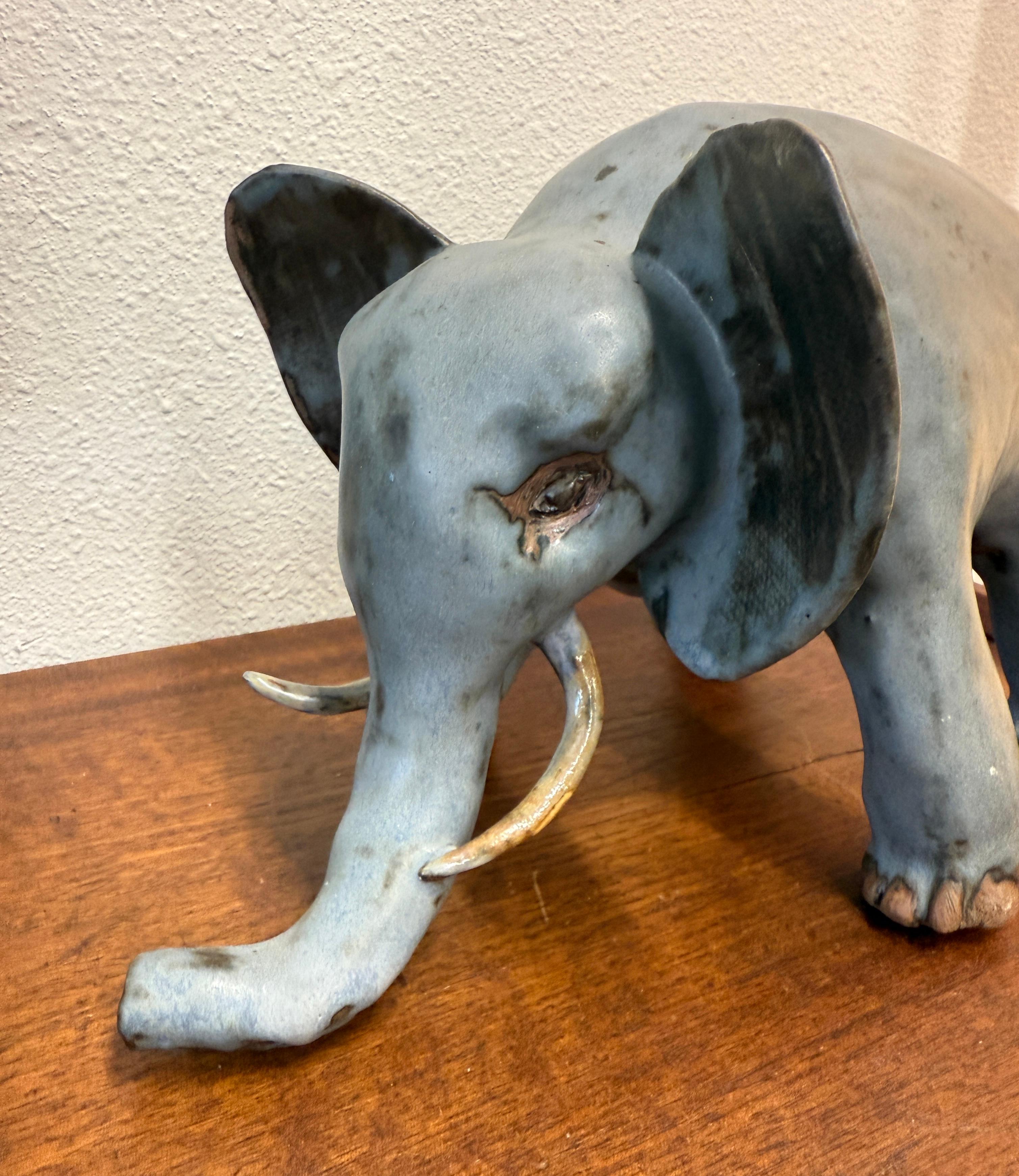 20ième siècle Éléphant fantaisiste en poterie émaillée, tourné à la main en vente