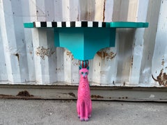 Stravagante tavolo da ingresso con piedistallo per gatti.