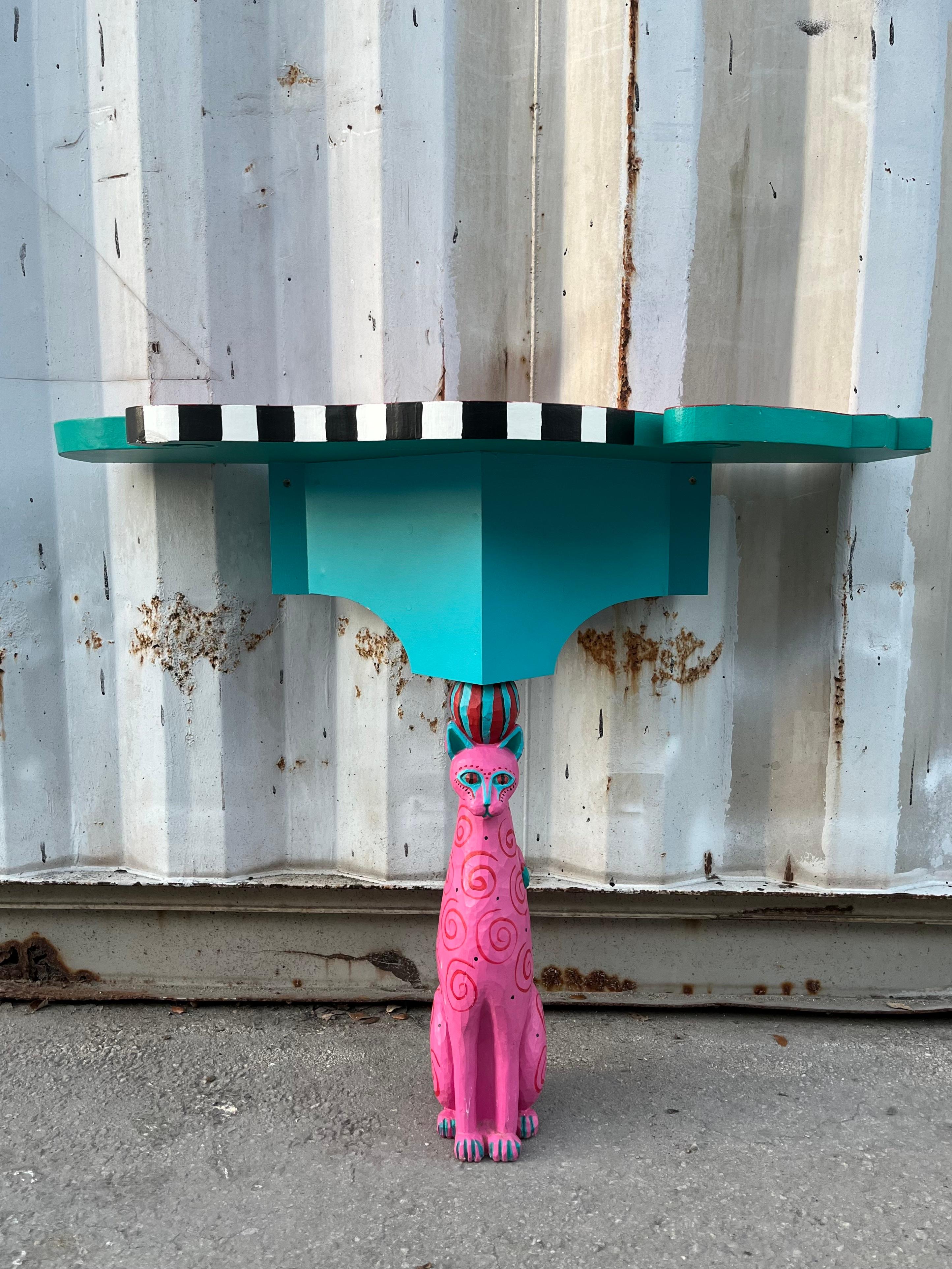 Consola artesanal con pedestal para gatos. Bohemio en venta