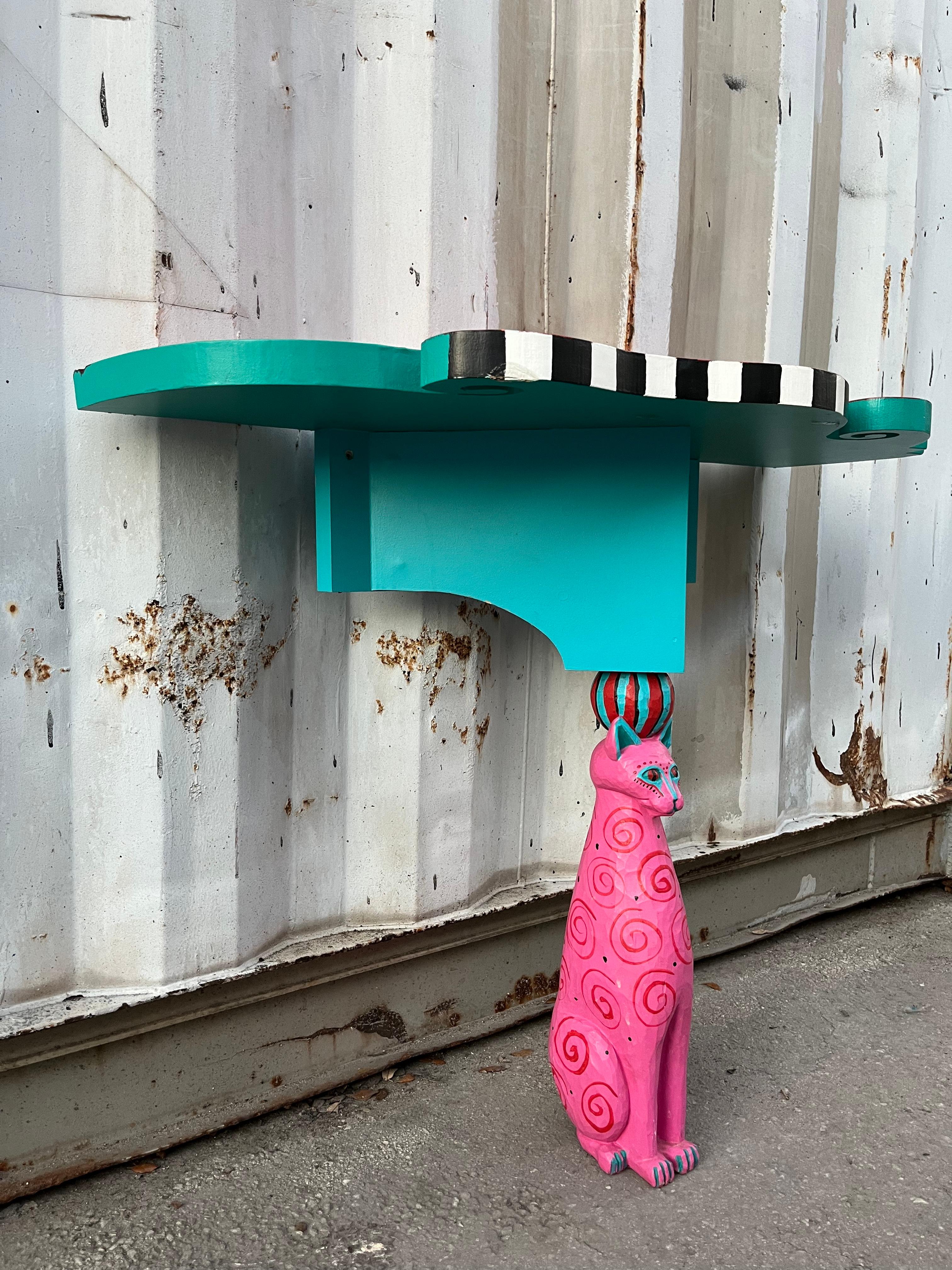 Consola artesanal con pedestal para gatos. Madera en venta