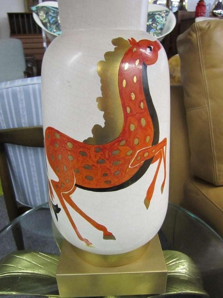 Lampe fantaisiste en céramique italienne des années 1950, peinte à la main, représentant un cheval par Zaccagnini pour Marbro Lamp Co.  De jolis détails dorés, orange brûlé et noirs sur la base en céramique craquelée. Cette pièce a conservé son