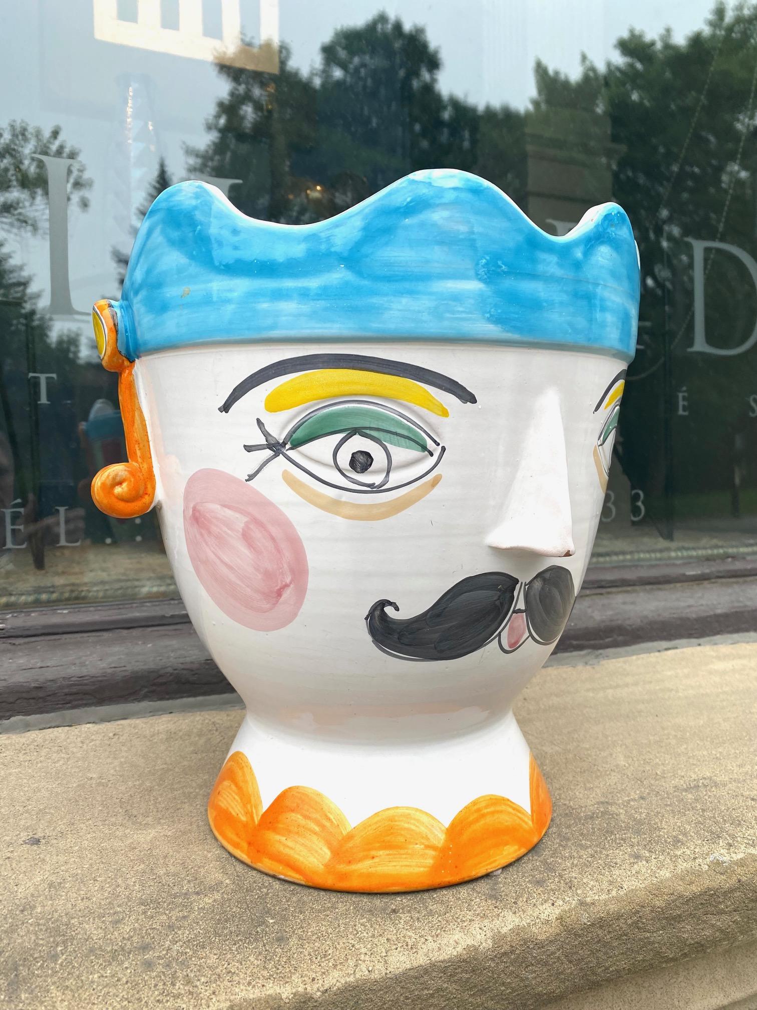 Grande jardinière fantaisiste en céramique polychrome sicilienne de La Musa représentant le visage d'un homme à la moustache épaisse. Signé : La Musa , fabriqué en Italie, peint à la main.